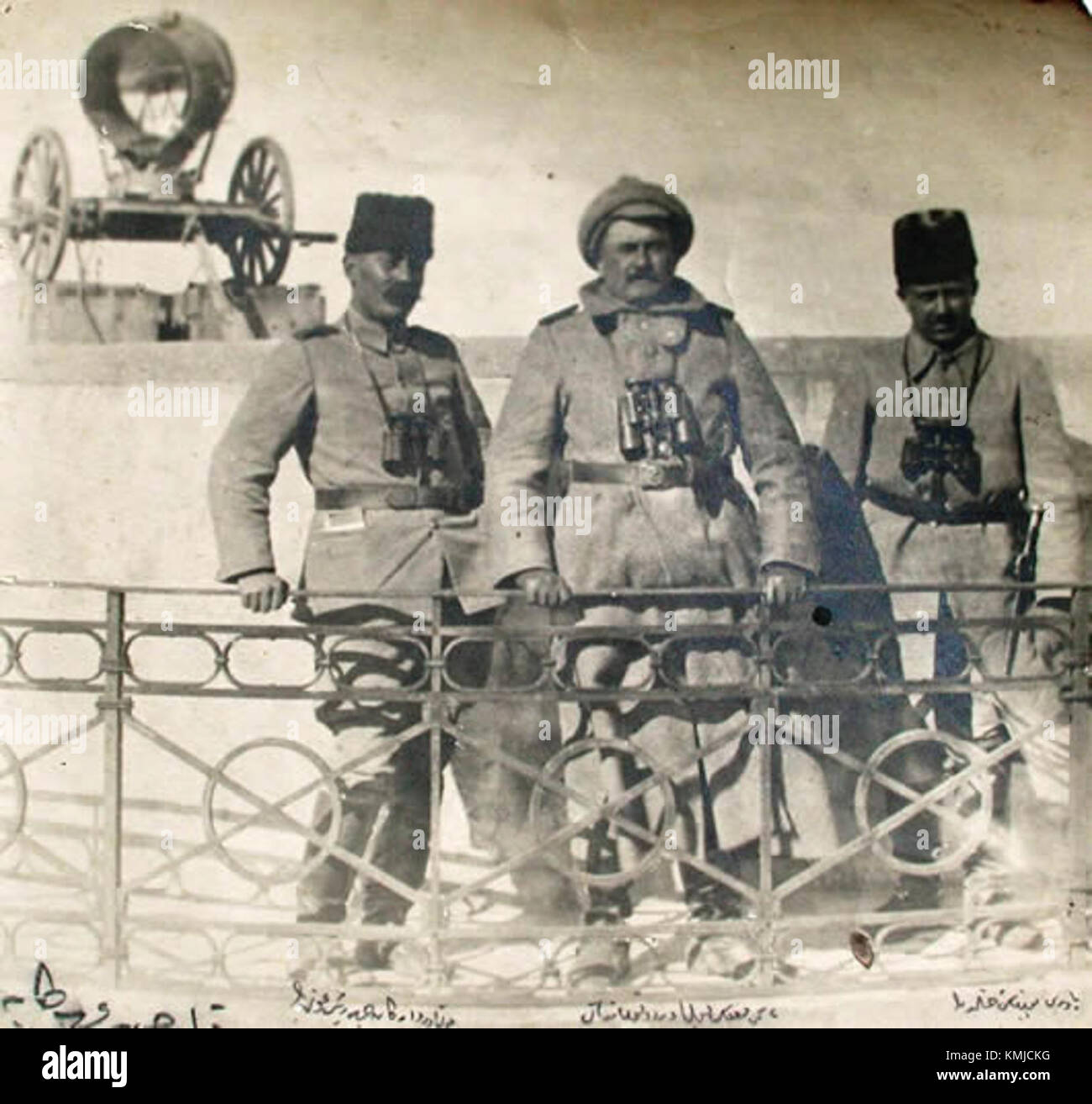 Kiazim Karabekir Pascha, eine bedeutende Figur der türkischen Militärgeschichte, wird 1918 in Kars dargestellt. Das Bild spiegelt wahrscheinlich einen entscheidenden Moment in der Geschichte der Türkischen Republik wider und spiegelt die Militäroperationen in der Zeit nach dem Ersten Weltkrieg wider. Stockfoto