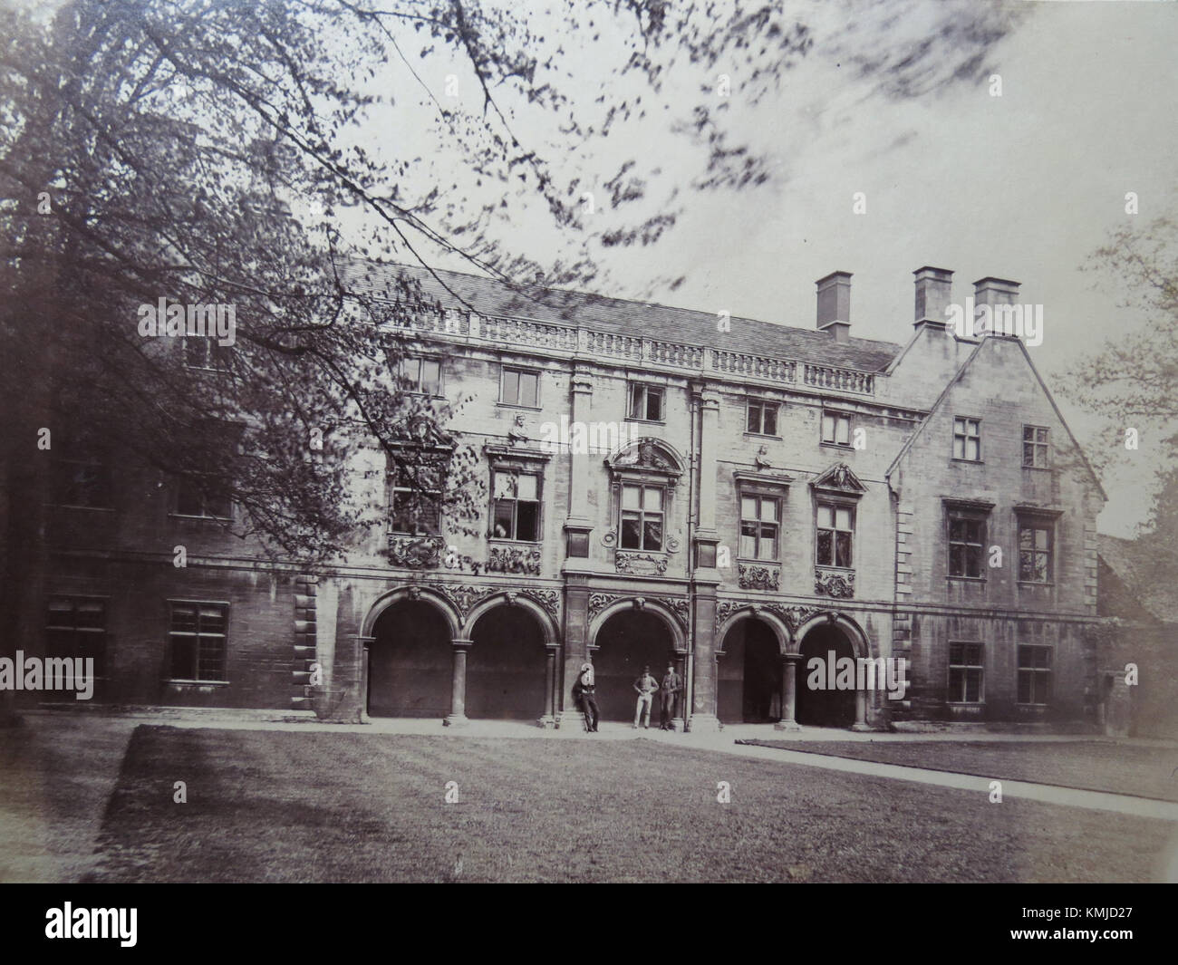 Die Pepys Library, die im 17. Jahrhundert von Samuel Pepys gegründet wurde, enthält eine reiche Sammlung historischer Manuskripte, Bücher und Tagebücher. Dieses Bild aus den 1870er Jahren zeigt seine Bewahrung und Bedeutung in der englischen Literaturgeschichte. Stockfoto