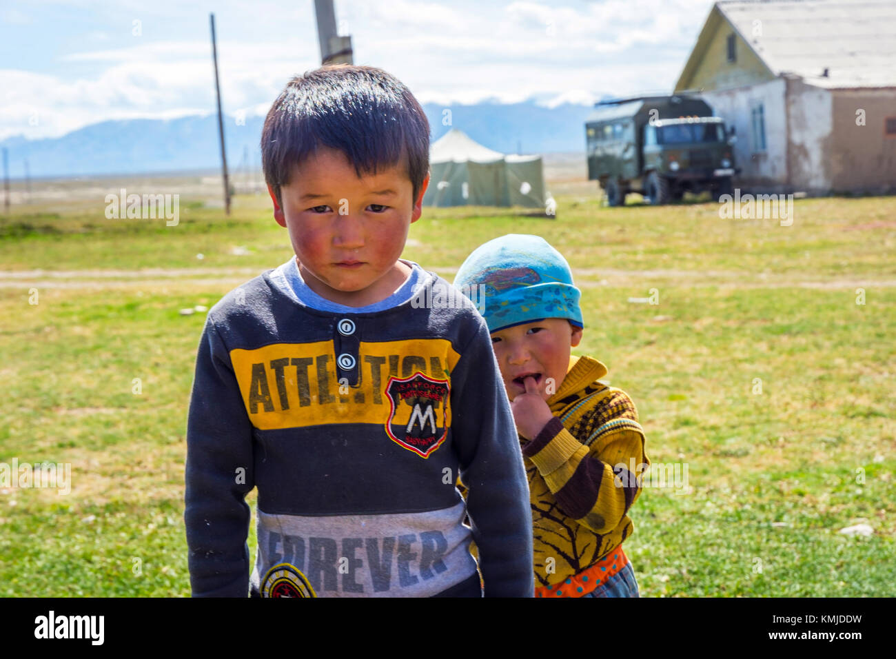 KEL-SUU, KIRGISISTAN - AUGUST 13: Zwei junge Kinder posieren in einem abgelegenen Dorf in Kirgisistan. August 2016 Stockfoto