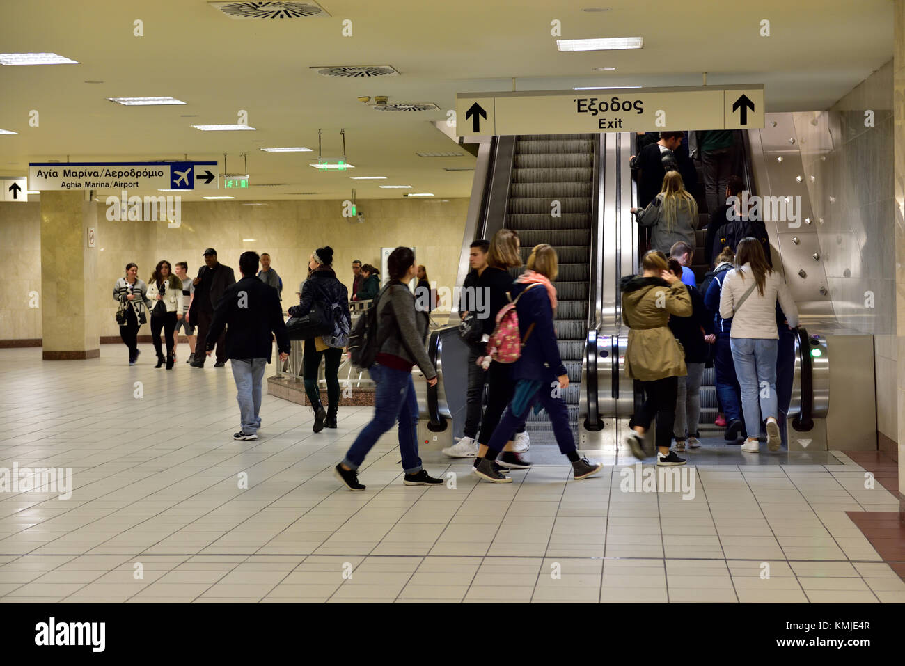 Menschen auf dem Weg zu verlassen, Rolltreppen im U-Bahnhof, Monastiraki, Athen Stockfoto