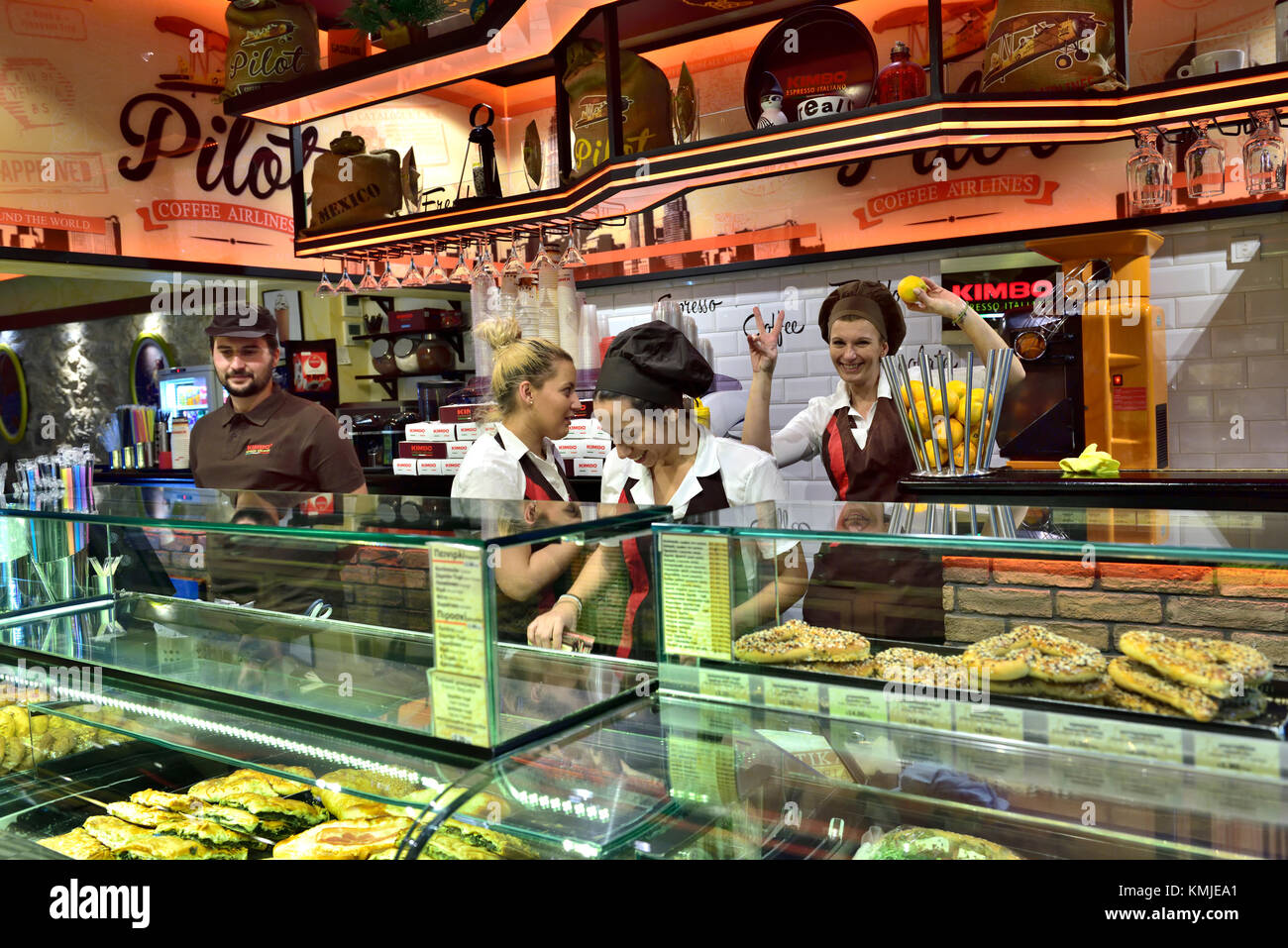 Innerhalb der lokalen Konditorei, Bäckerei, Café mit Personal, Piräus, Vorort von Athen, Griechenland Stockfoto