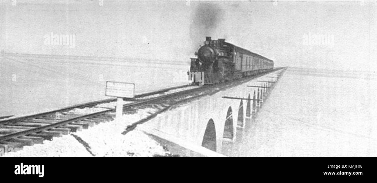 Dieses Bild zeigt den Causeway der Ostküste Floridas nach Key West, eine wichtige Stahlautobahn, die 1928 gebaut wurde und eine wichtige Rolle beim Transport zu den Florida Keys spielt. Stockfoto