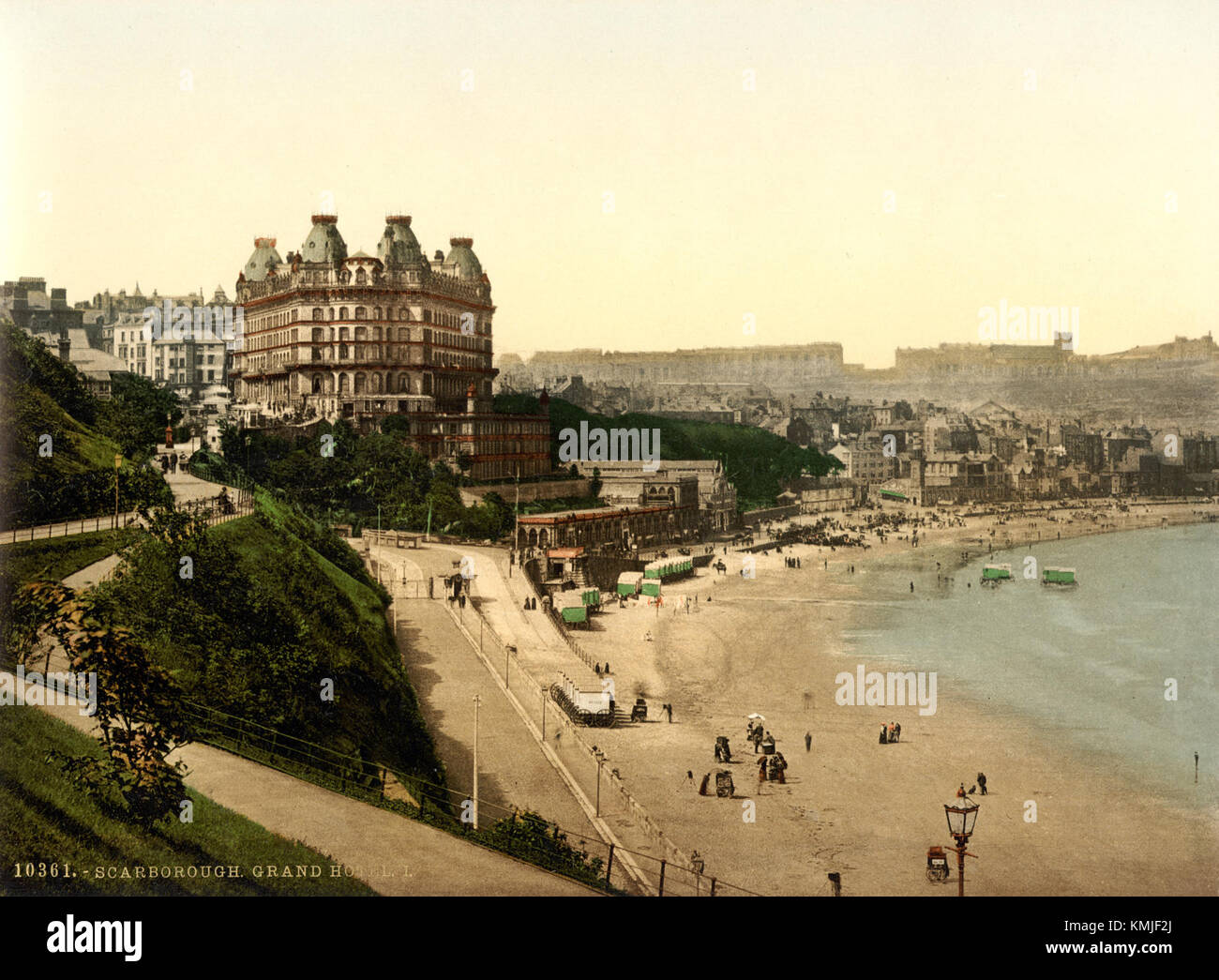Das Grand Hotel in Scarborough, England, wurde in den 1890er Jahren erbaut und ist ein ikonischer viktorianischer Badeort. Bekannt für seine opulente Architektur und die atemberaubende Aussicht, ist es nach wie vor ein prominentes Wahrzeichen an der Küste von Yorkshire. Stockfoto