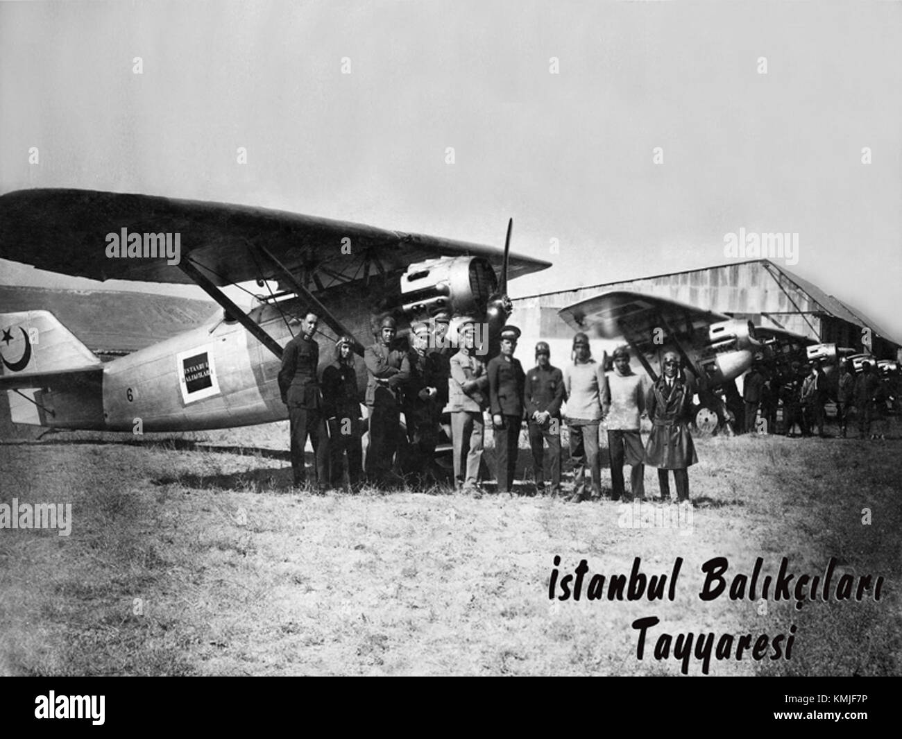 Das Flugzeug Istanbul Balikcilari bezeichnet ein Flugzeug, das mit der Balikcilari (Fischer) von Istanbul in Verbindung steht, möglicherweise ein Hinweis auf Transport oder Handel im Zusammenhang mit der Fischereiindustrie in der Region. Stockfoto