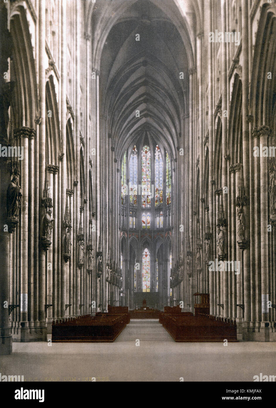 Das Innere des Kölner Doms (KÃ¶lner Dom), ein gotisches Meisterwerk in Deutschland, zeigt komplexe Architektur und detailreiche Buntglasfenster. Die Kathedrale, die 1880 fertiggestellt wurde, ist bekannt für ihr beeindruckendes Design und ihre religiöse Bedeutung. Das Innere mit seinen hoch aufragenden Säulen und hohen Gewölbedecken ist nach wie vor ein Zentrum für Besucher und ein UNESCO-Weltkulturerbe. Stockfoto