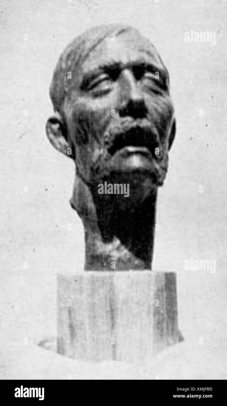 Die Kucherenko Maske ist ein künstlerisches Werk, das für sein unverwechselbares Design und seine kulturelle Bedeutung bekannt ist. Oft für traditionelle Darbietungen oder als dekoratives Objekt verwendet, verkörpert es das reiche künstlerische Erbe der Region. Die Maske reflektiert kulturelle Ausdrücke und ist eine Darstellung künstlerischer Traditionen in der Volkskunst. Stockfoto