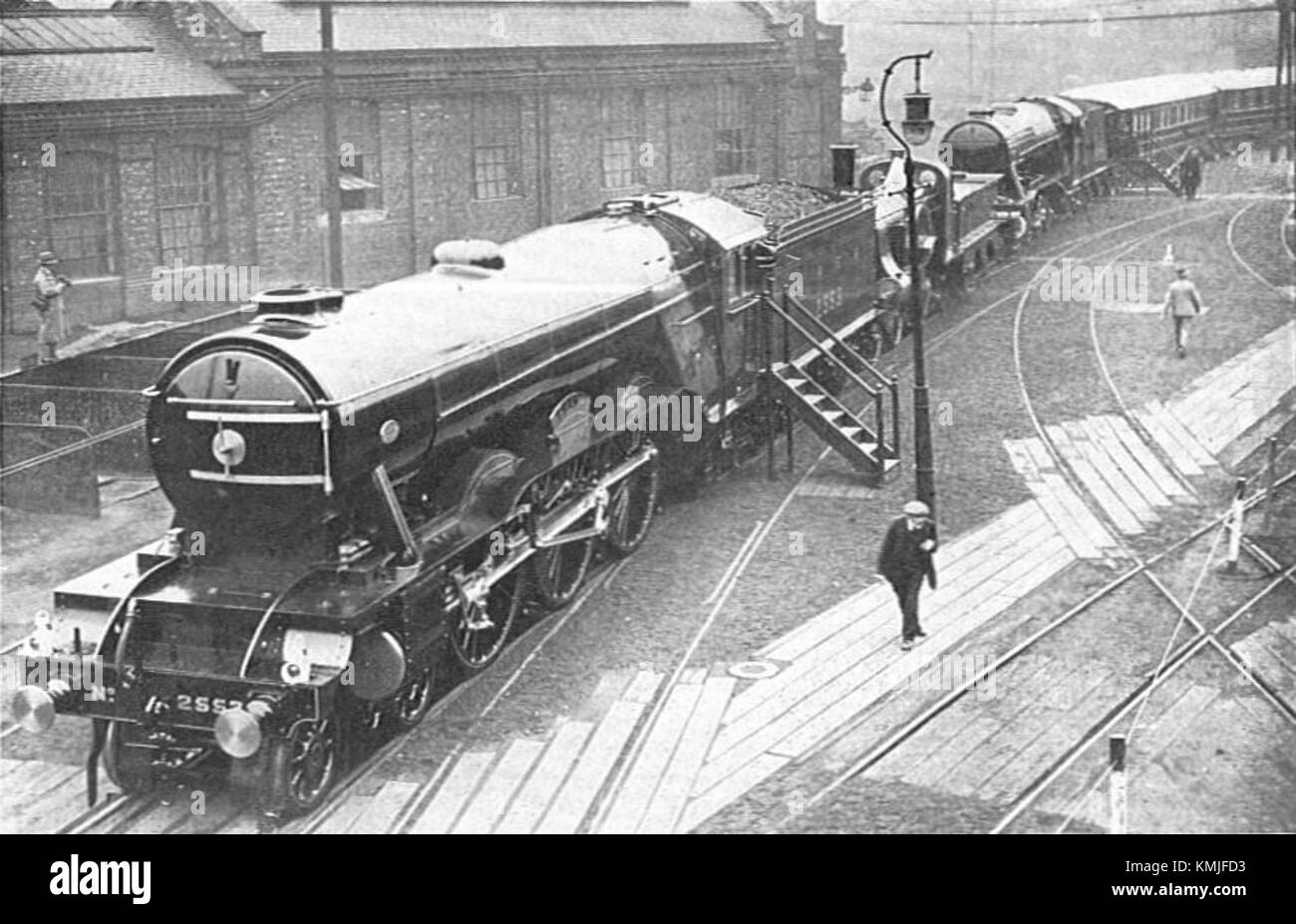 LNER Doncaster Werke warten auf den Prinzen von Wales (CJ Allen, Steel Highway, 1928) Stockfoto