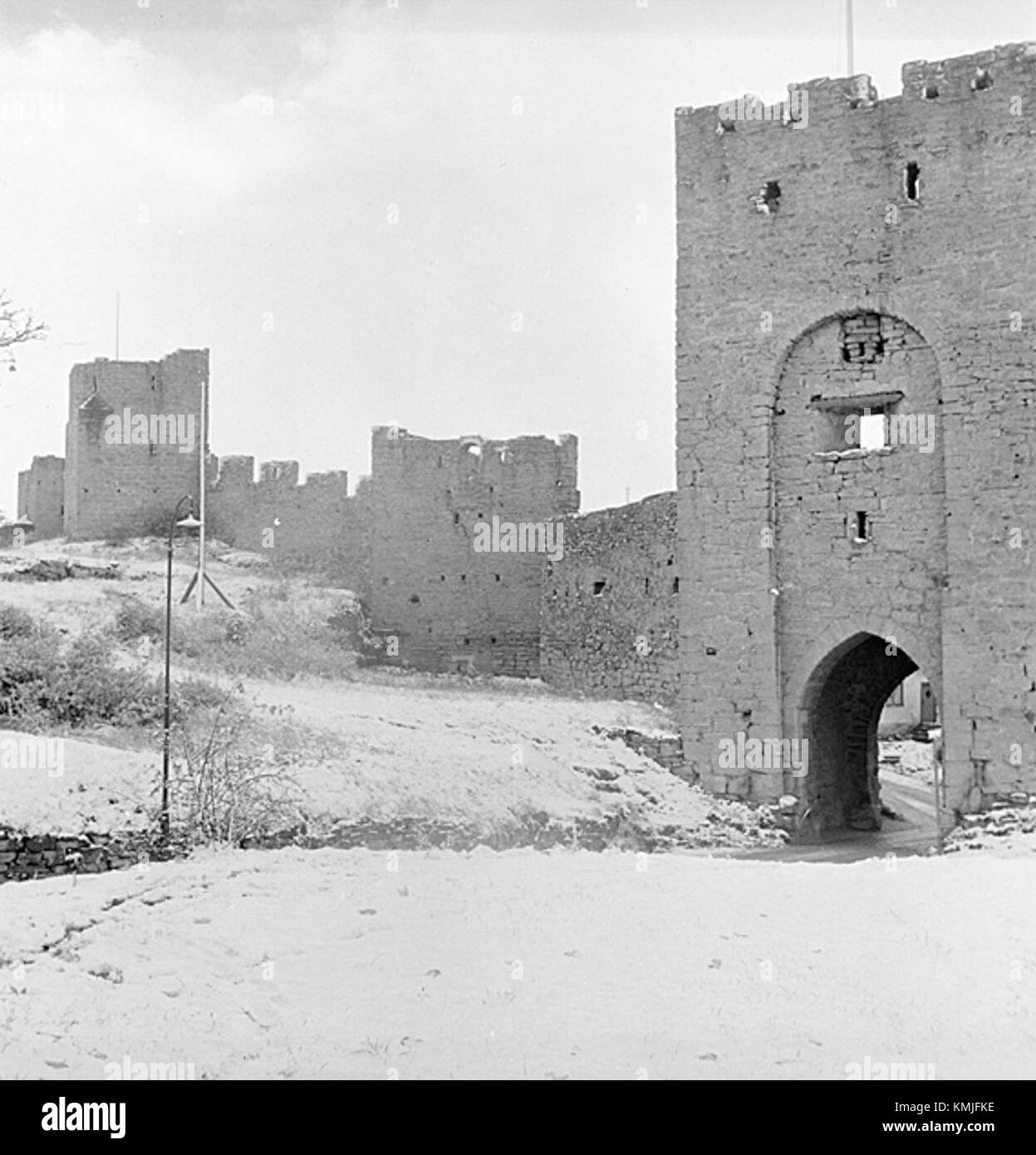 Die Ringmauer von Visby ist eine mittelalterliche Festung, die die Stadt Visby in Schweden umgibt. Sie wurde im 13. Jahrhundert erbaut und ist eine der am besten erhaltenen mittelalterlichen Stadtmauern in Europa, die einen Einblick in die Geschichte und die Verteidigungssysteme der Stadt bietet. Stockfoto
