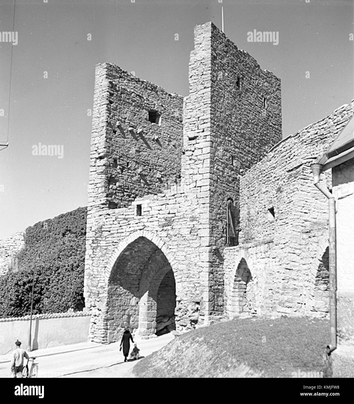 Eine Fotografie der Stadtmauer von Visby, einer mittelalterlichen Festung in Schweden, die vom schwedischen Nationaldenkmalamt dokumentiert wurde und deren historische und architektonische Bedeutung zeigt. Stockfoto