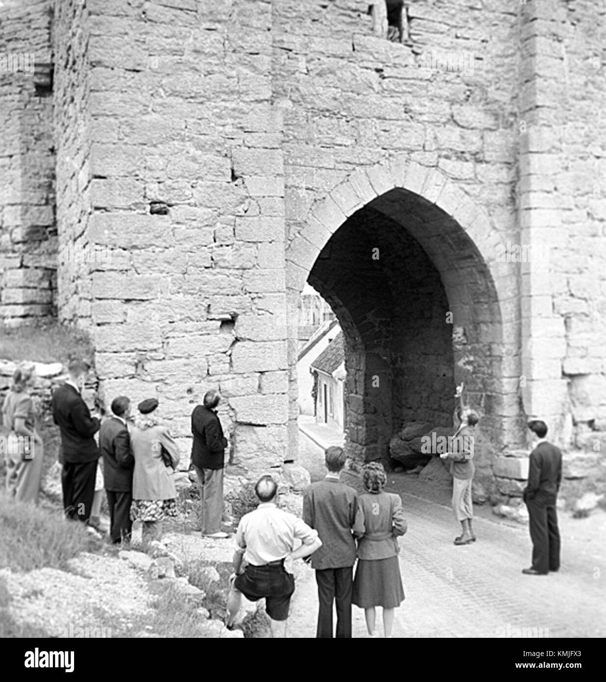 Die Visby Ringmur ist die historische Stadtmauer rund um Visby in Gotland, Schweden. Die Mauer ist ein wichtiges mittelalterliches Bauwerk, das Einblicke in die Geschichte und Verteidigung der Stadt während des Mittelalters bietet. Stockfoto