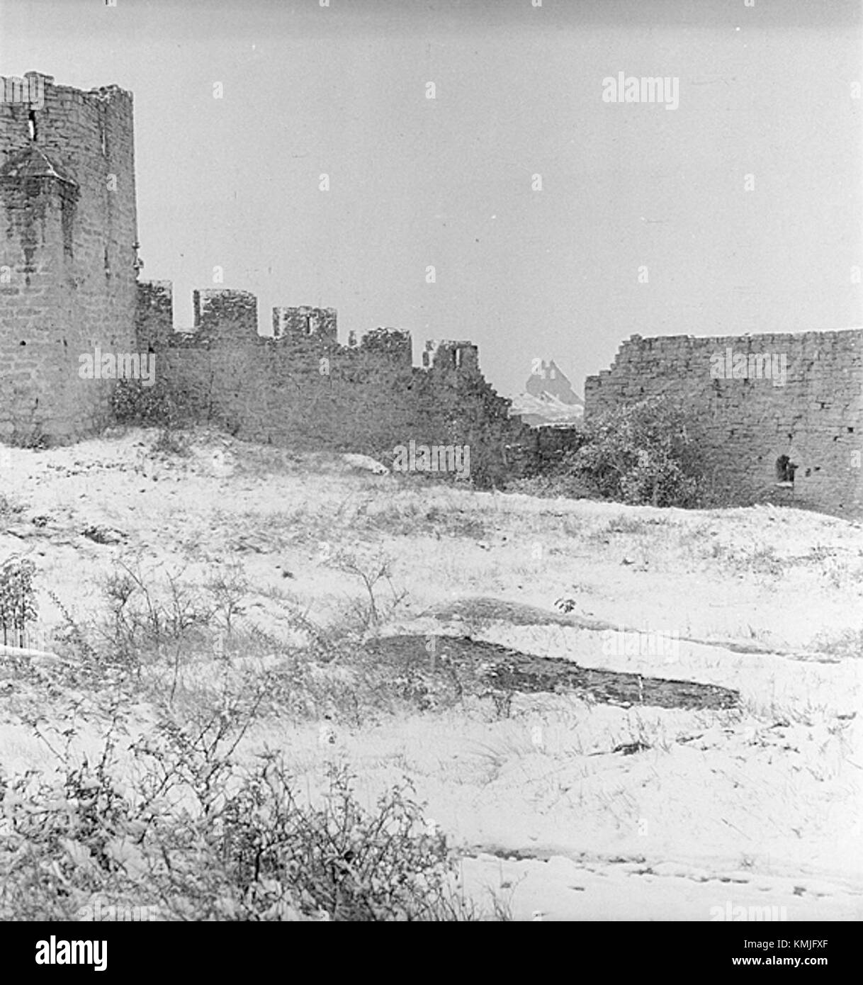Visby Ringmur (auch Visby Ringmur genannt) ist eine mittelalterliche Mauer in Visby, Schweden. Es ist ein UNESCO-Weltkulturerbe und ein ikonisches Beispiel für mittelalterliche Befestigungen. Stockfoto