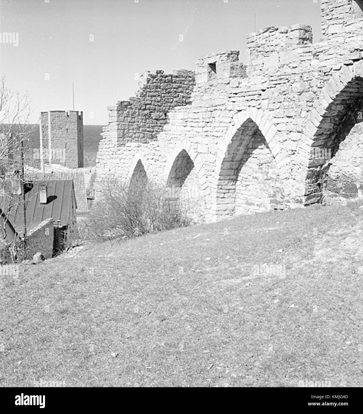 Eine Fotografie der Ringmur, einer mittelalterlichen Festung in Visby, Schweden, die vom KMB erhalten wurde und deren historische Bedeutung und Konstruktion unterstreicht. Stockfoto