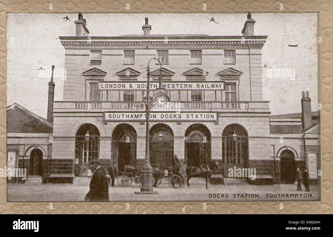Der Bahnhof Southampton Terminus befindet sich in Southampton, Großbritannien und ist ein wichtiger Verkehrsknotenpunkt für den Bahnverkehr. Es verbindet die Stadt mit anderen Regionen des Vereinigten Königreichs, insbesondere London, und spielt eine Schlüsselrolle bei der Erleichterung des Personen- und Güterverkehrs über die Südküste. Stockfoto