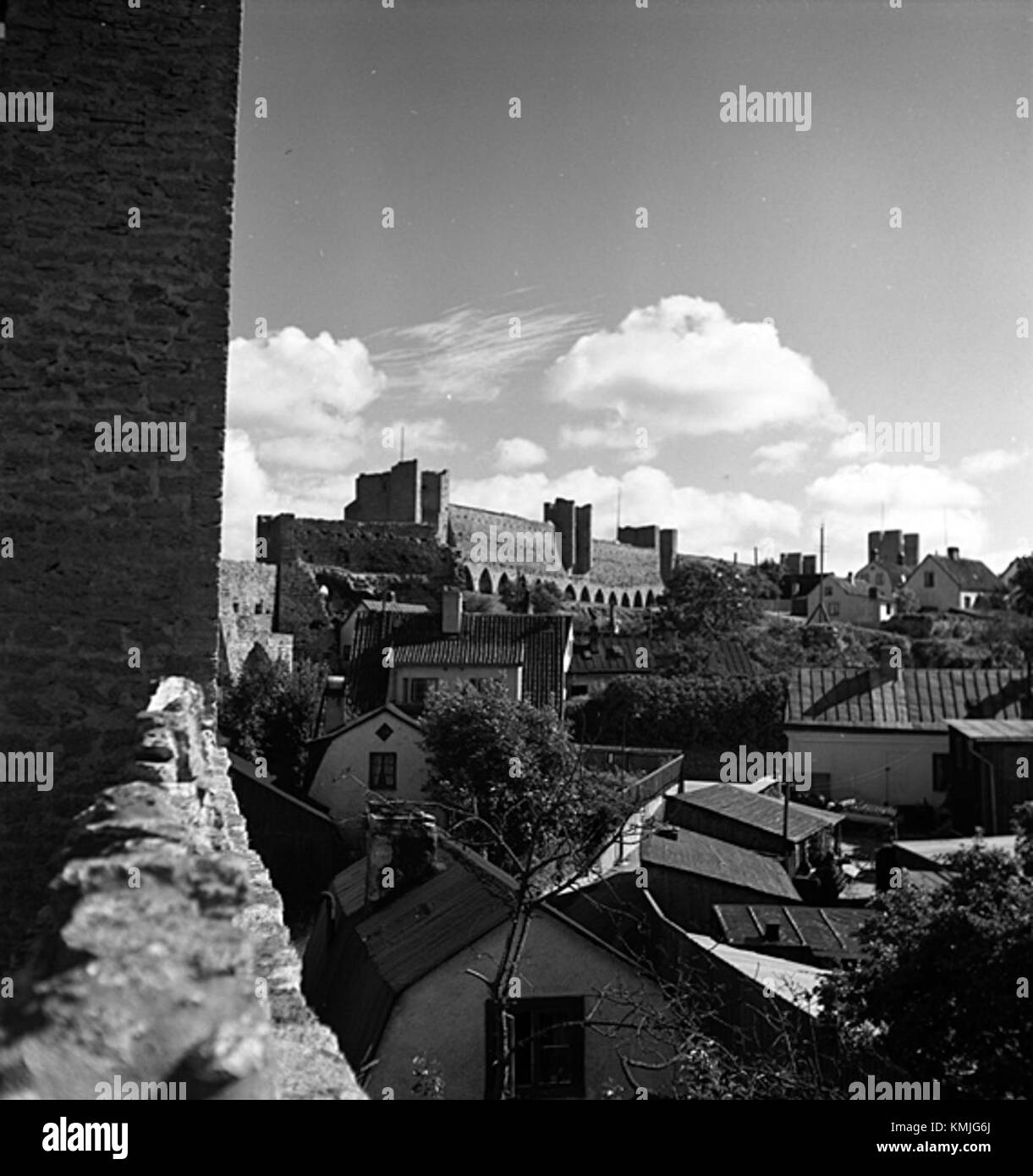 Die Visby Ringmur ist eine mittelalterliche Stadtmauer, die die Stadt Visby in Schweden umgibt. Es ist ein UNESCO-Weltkulturerbe und eine der am besten erhaltenen mittelalterlichen Mauern in Europa. Stockfoto