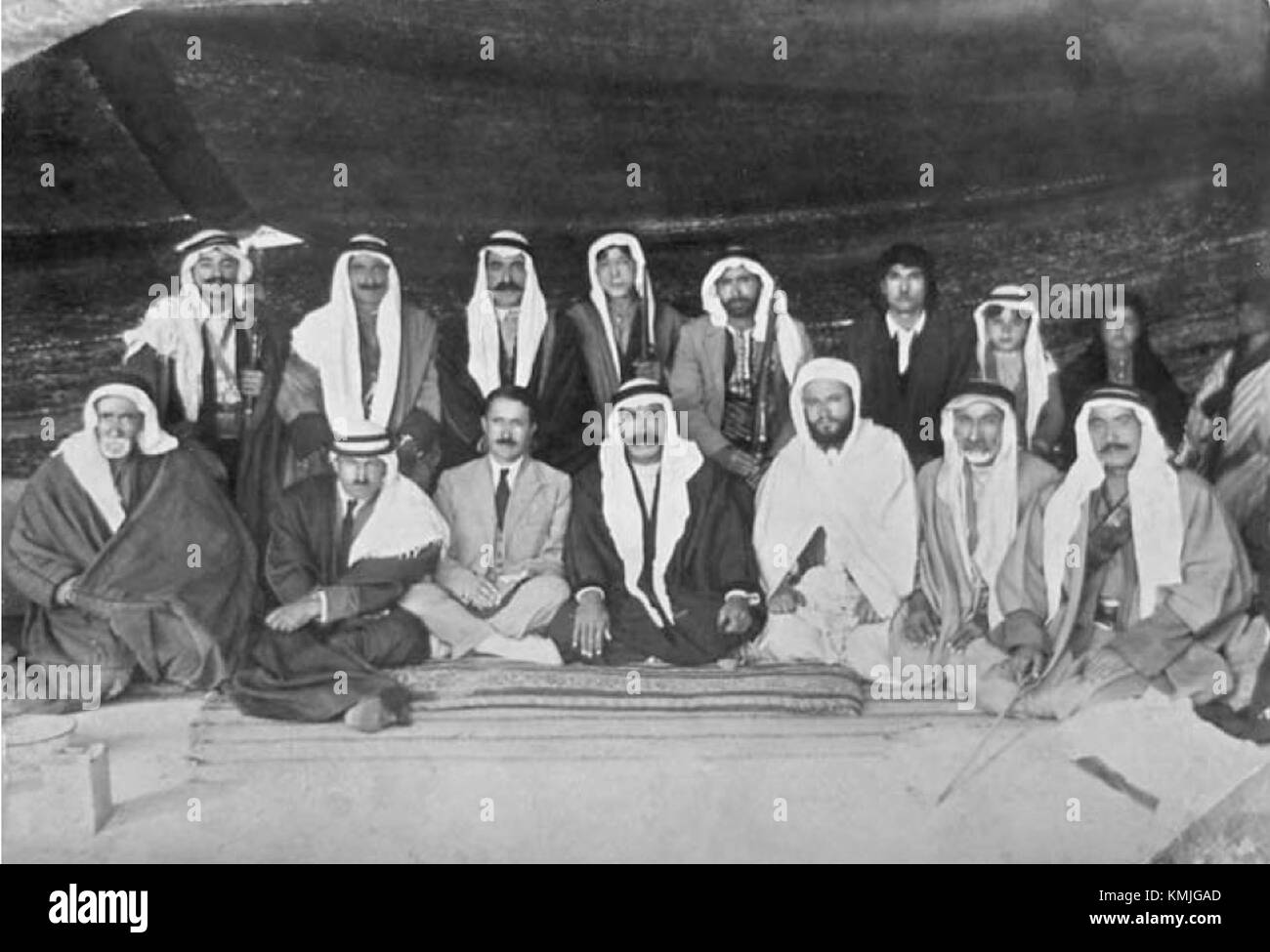 Ein Foto aus dem Jahr 1929, das syrische Rebellen während einer Zeit des Konflikts und der Unruhen in Syrien zeigt. Das Bild fängt die Atmosphäre des Widerstands und den historischen Kontext des syrischen Unabhängigkeitskampfes ein. Stockfoto