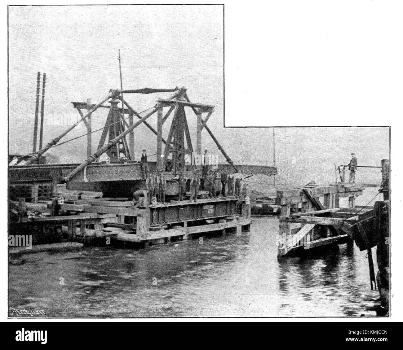 Die Trowse alte Hängebrücke, die 1905 im Railway Magazine erschien, war eine wichtige Eisenbahnstruktur, die Flussüberquerungen in Norfolk, England, erleichterte. Stockfoto