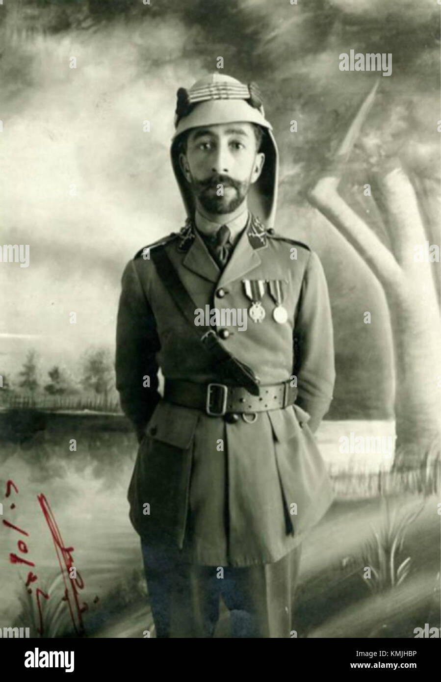 König Faisal I. von Syrien war eine prominente Persönlichkeit in der Geschichte des Nahen Ostens, nachdem er kurz nach dem Ersten Weltkrieg in Syrien regiert hatte. Dieses Bild vom Juli 1920 fängt einen bedeutenden Moment in seiner Herrschaft während einer Zeit des politischen Wandels und der regionalen Konflikte im Nahen Osten ein. Stockfoto