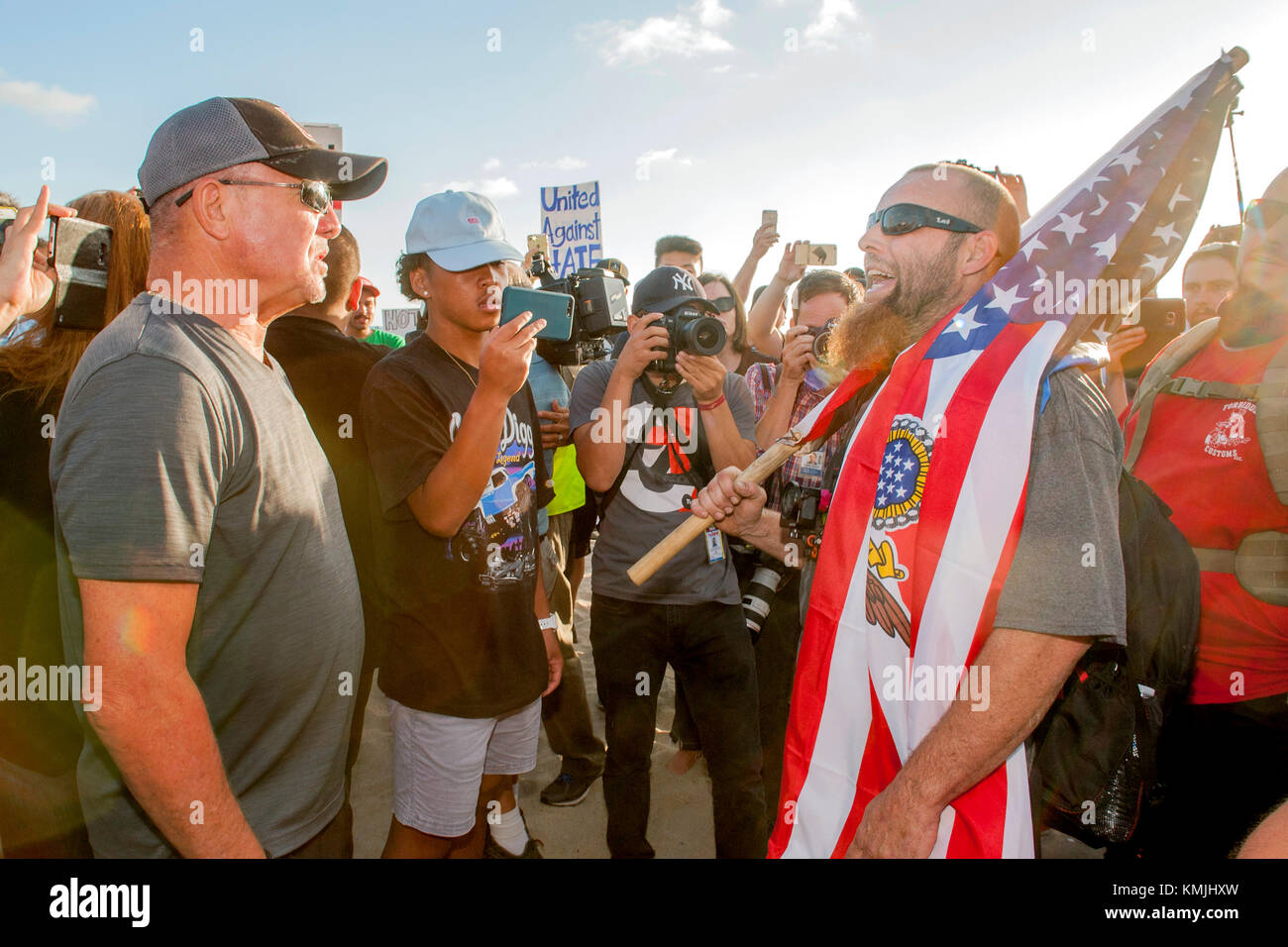 Demonstranten und Gegendemonstranten Quadrat weg links und rechts an, um gegen die Einwanderung Rallye in Laguna Beach, CA. Keine Seite scheint überzeugt. Stockfoto