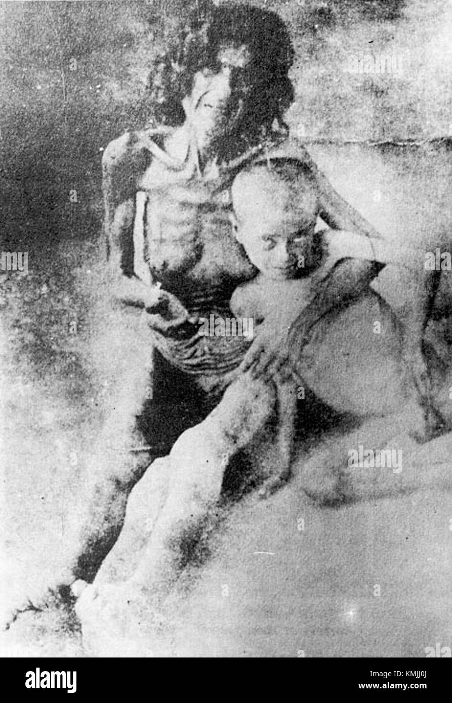 Foto, das eine Frau und ein Kind zeigt, die während der Seyfo-Zeit (assyrischer Völkermord) unter Hunger leiden, und die humanitäre Krise hervorhebt. Stockfoto