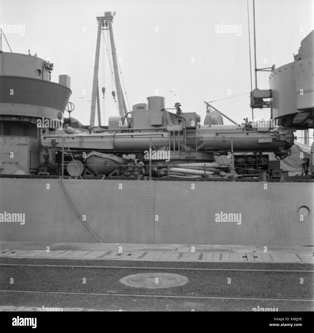 Torpedoröhren an Bord des schwedischen Marineschiffs Uppland sind Schlüsselelemente seines Rüstungssystems. Diese Röhren werden zum Abfeuern von Torpedos während Marineeinsätzen verwendet und sind ein integraler Bestandteil der Verteidigungsfähigkeiten des Schiffes. Stockfoto