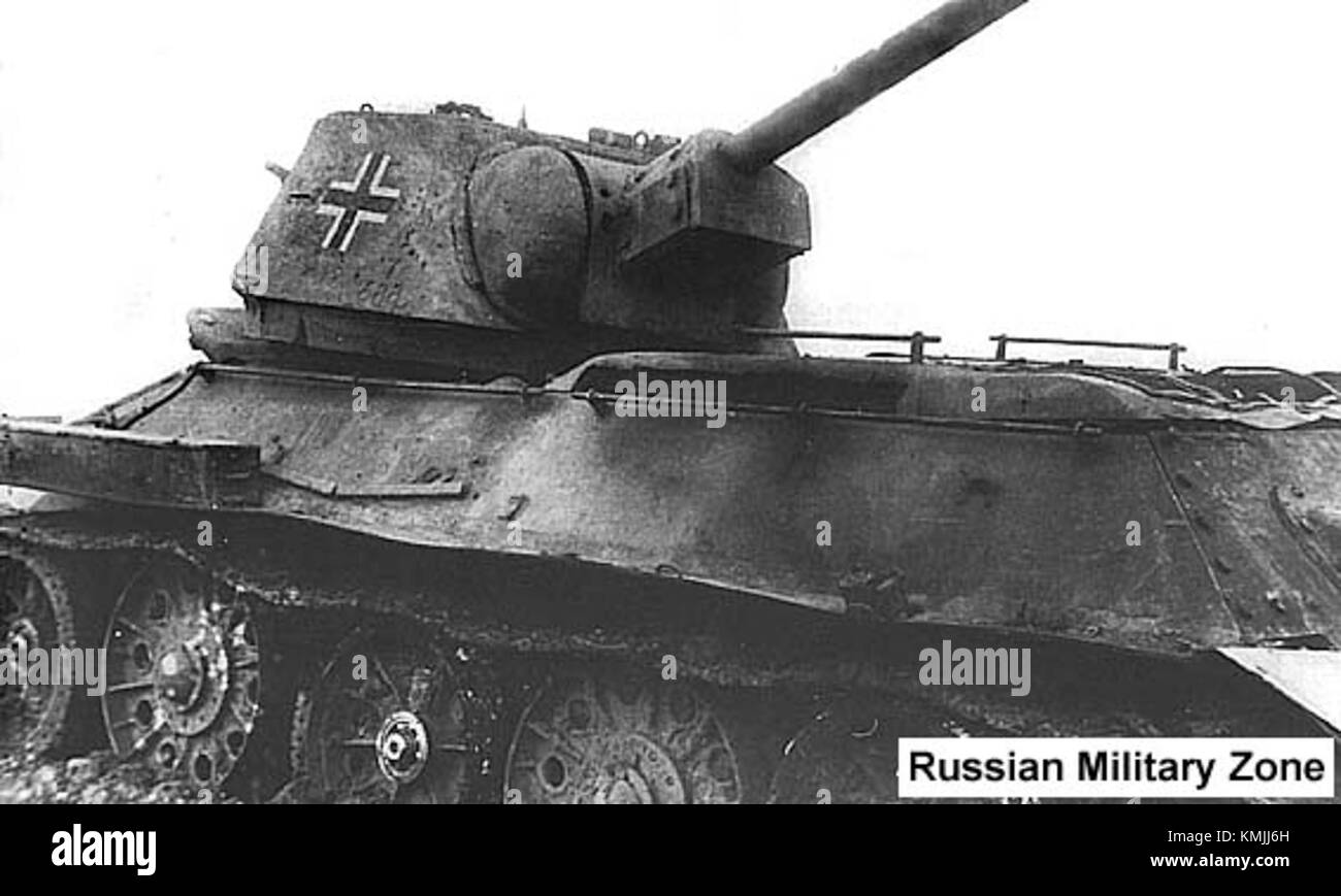 Der T-34 war ein sowjetischer Panzer, der während des Zweiten Weltkriegs eingesetzt wurde und für sein überlegenes Design und seine Effektivität im Kampf bekannt war. Er wurde zu einem der berühmtesten Panzer des Krieges, bewundert für seine Rüstung, Mobilität und Feuerkraft. Obwohl sie hauptsächlich von der Sowjetunion genutzt wurde, wurde sie auch von der deutschen Armee bei verschiedenen Operationen eingesetzt. Stockfoto
