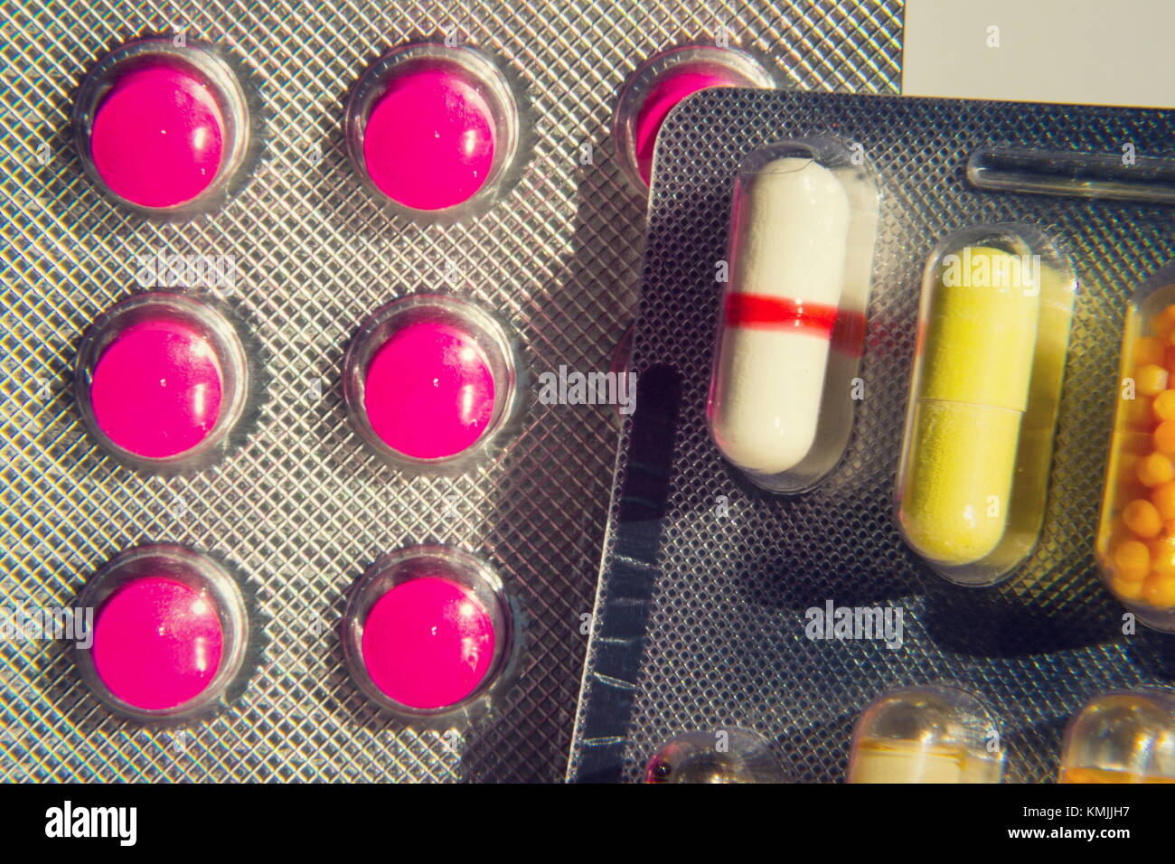 Bunte Pillen in transparent Medizin Kapsel, Nanotechnologie zukünftige Medizin Konzept Stockfoto