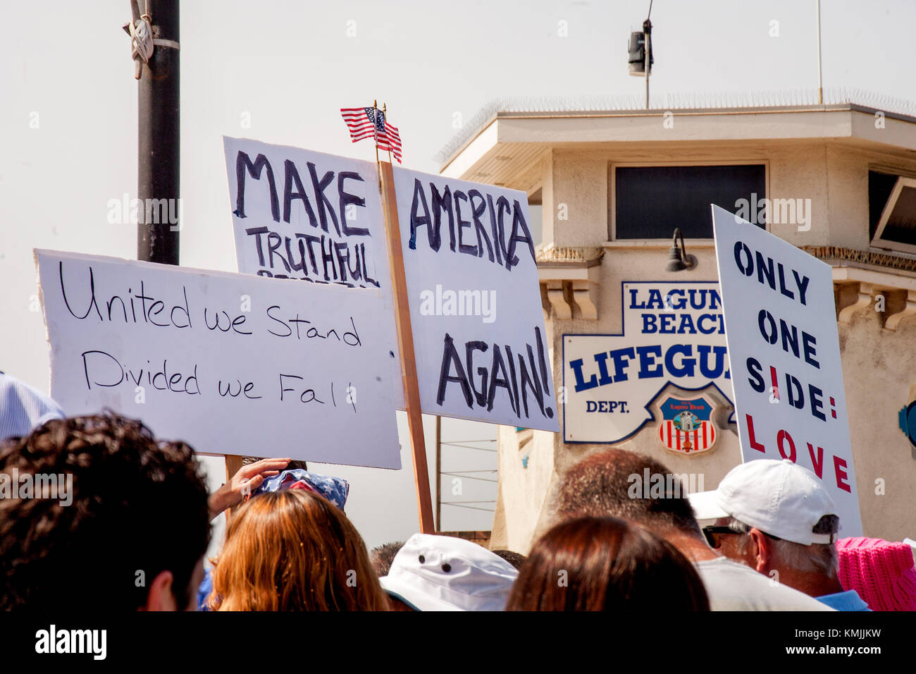 Multirassischen Gegendemonstranten bringt Tolerierung an einem benachbarten Anti-immigration Rallye in Laguna Beach, CA. berühmten Rettungsschwimmer Bahnhof der Stadt. Stockfoto