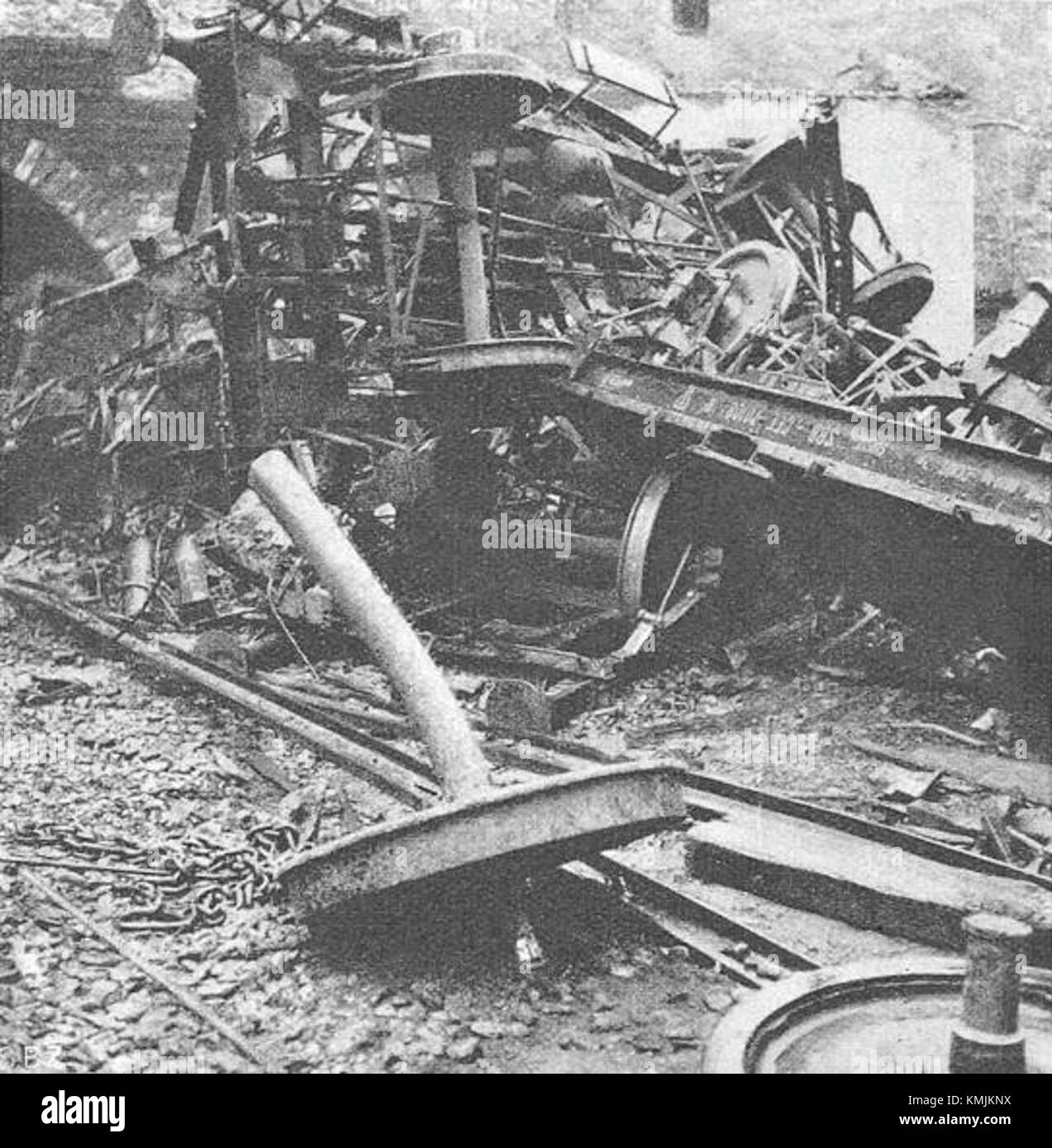 Der Titel Eisenbahnunfall Piano Tondo bezieht sich auf ein Kunstwerk, das einen Eisenbahnunfall und ein Klavier darstellt, das in einem runden Format (Tondo) aufgenommen wurde. Das Stück kombiniert industrielle Tragödien mit symbolischen Bildern und spiegelt die Themen Chaos und menschliche Verletzlichkeit wider. Stockfoto