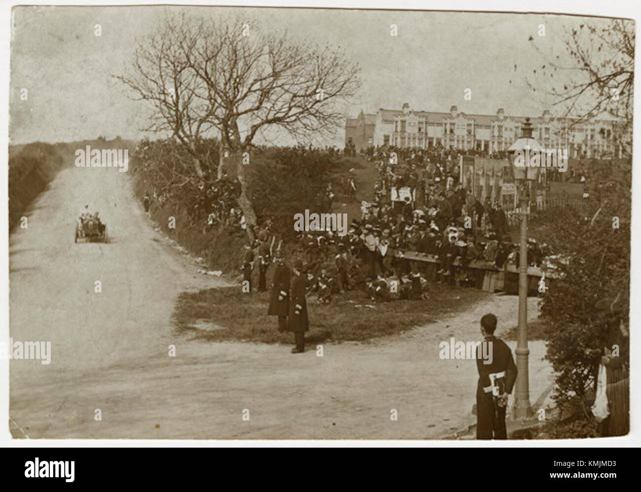 Ein Foto aus dem Gordon Bennett Trial, das ein Auto zeigt, das Bray Hill hinabfährt und einen Moment aus diesem frühen Automobilrennen einfängt. Stockfoto