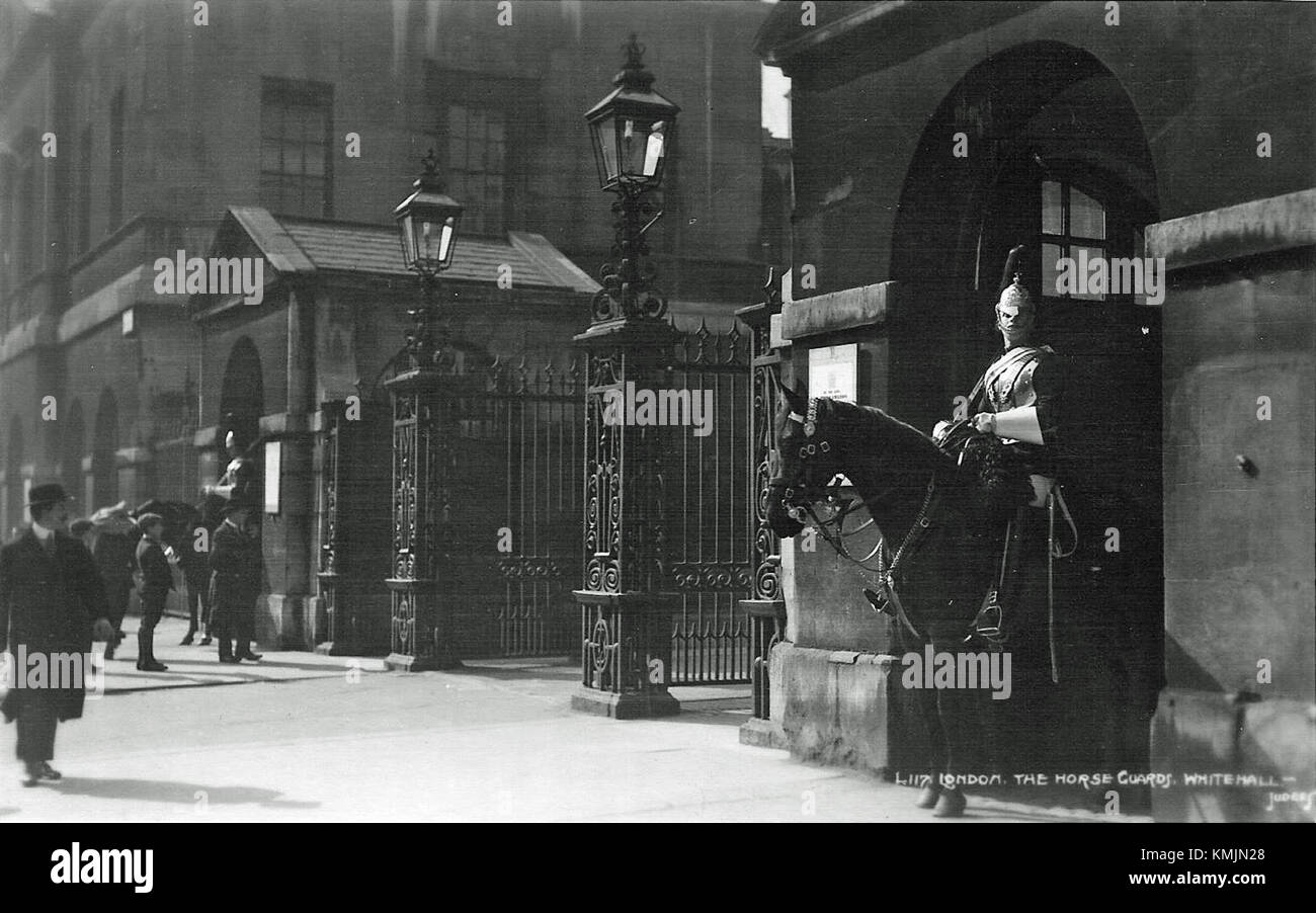 Ein Foto mit dem Titel „Horse Guards (15172366070)“, das die Horse Guards zeigt, eine historische Militäreinheit, die für ihre zeremoniellen Aufgaben und ihre unverwechselbaren Uniformen bekannt ist. Stockfoto