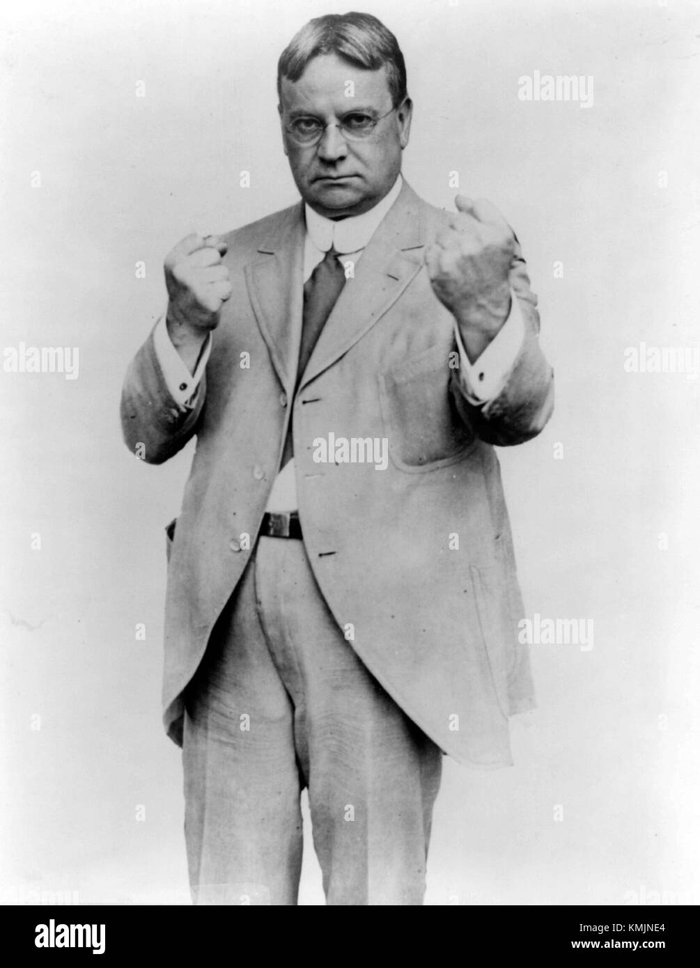 Hiram Johnson war zu Beginn des 20. Jahrhunderts eine prominente politische Persönlichkeit, bekannt für seine Arbeit als US-Senator und seine bedeutenden Beiträge zur amerikanischen Politik während seiner Amtszeit. Stockfoto