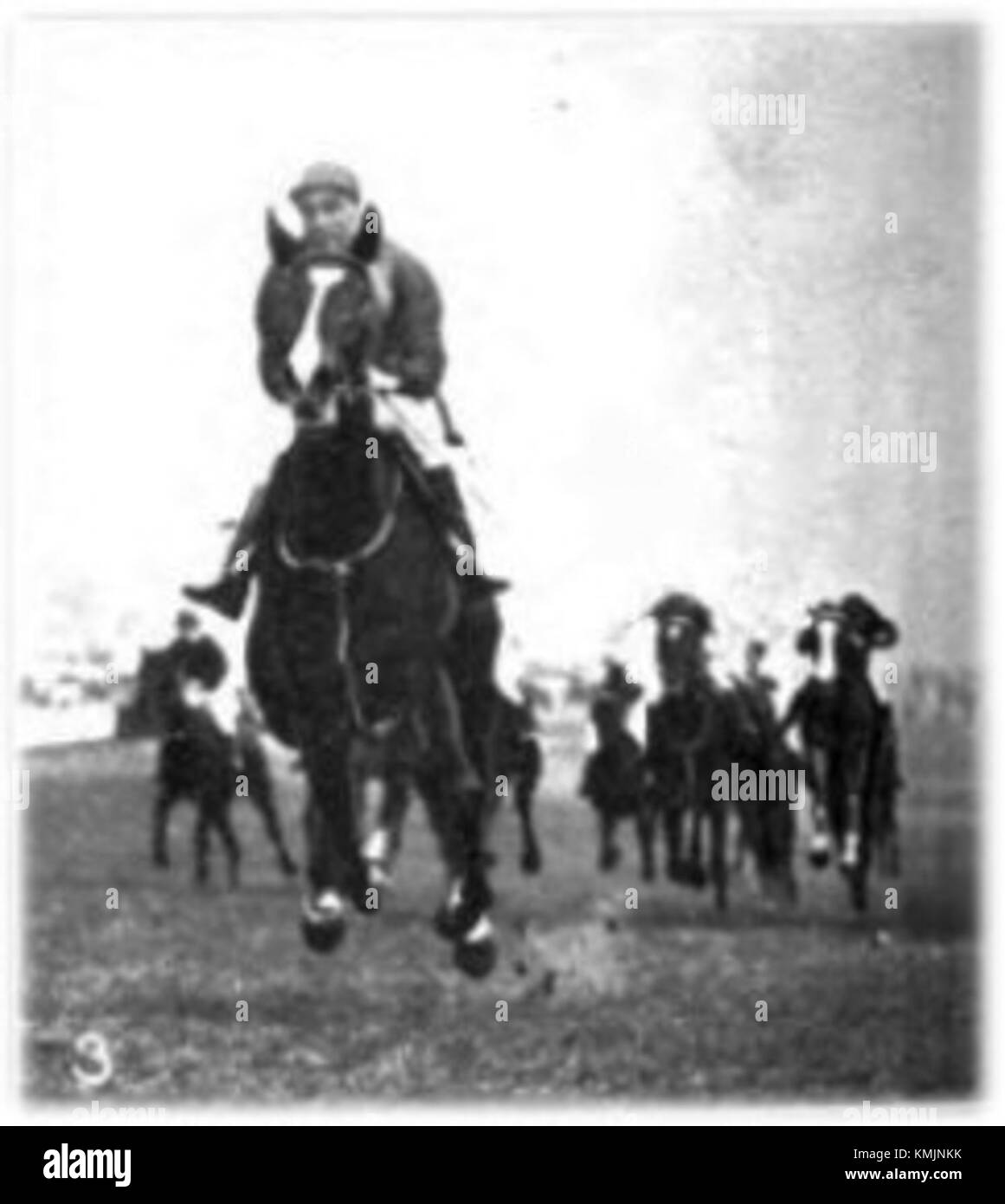 Rosedrop war der Gewinner des Epsom Oaks 1910, einer prestigeträchtigen Pferderennveranstaltung in Großbritannien. Das Rennen, Teil der English Classics, erlebte Rosedrop einen Triumph in einem der bedeutendsten Rennen der Saison und trug zur Geschichte des britischen Pferderennens bei. Stockfoto