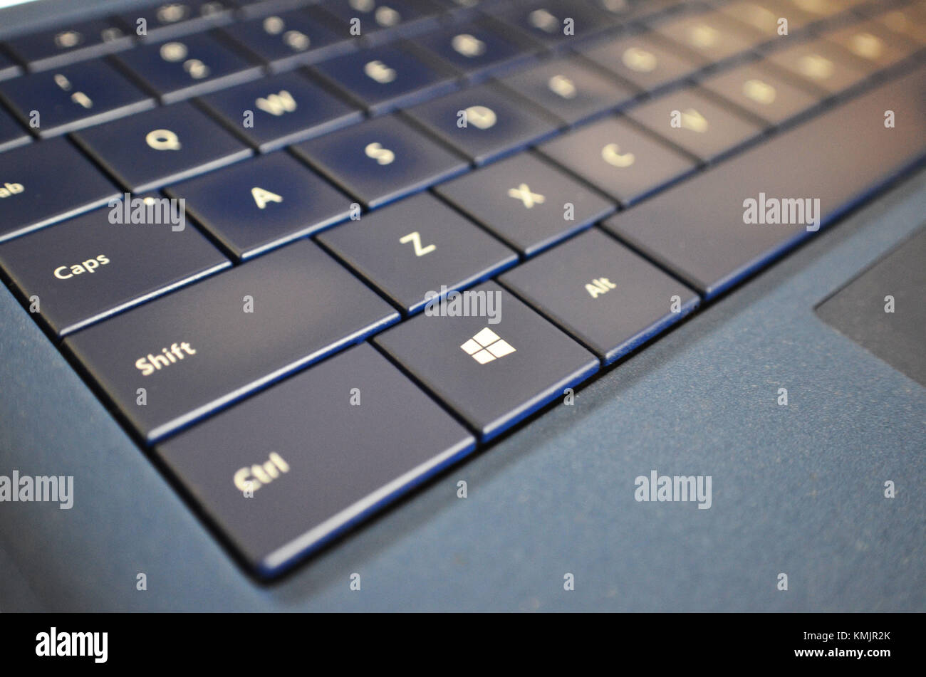 Nahaufnahme der QWERTY-Tastatur auf dem Surface Pro Computer-Tablet Stockfoto