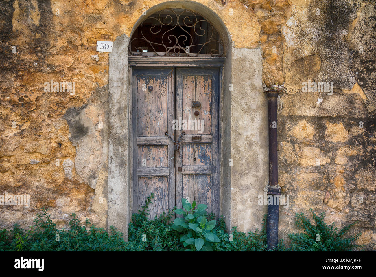Nr. 30, Agrigento, Sizilien. tolle Farben und Texturen, diese alten Eingänge sind wunderschön. Stockfoto