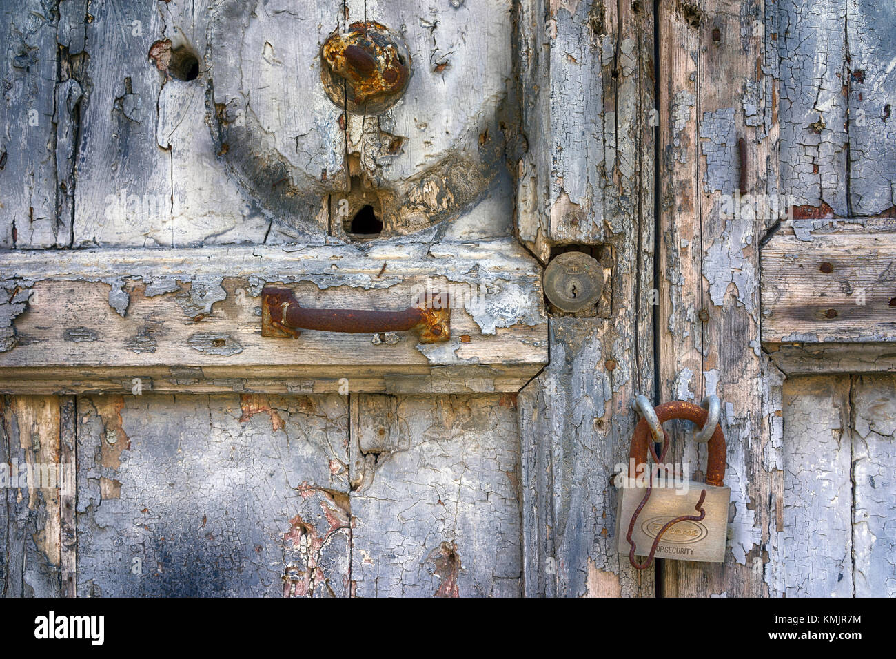 Sizilien - Alte Distressed Tür mit Schloss und abblätternde Farbe. Stockfoto