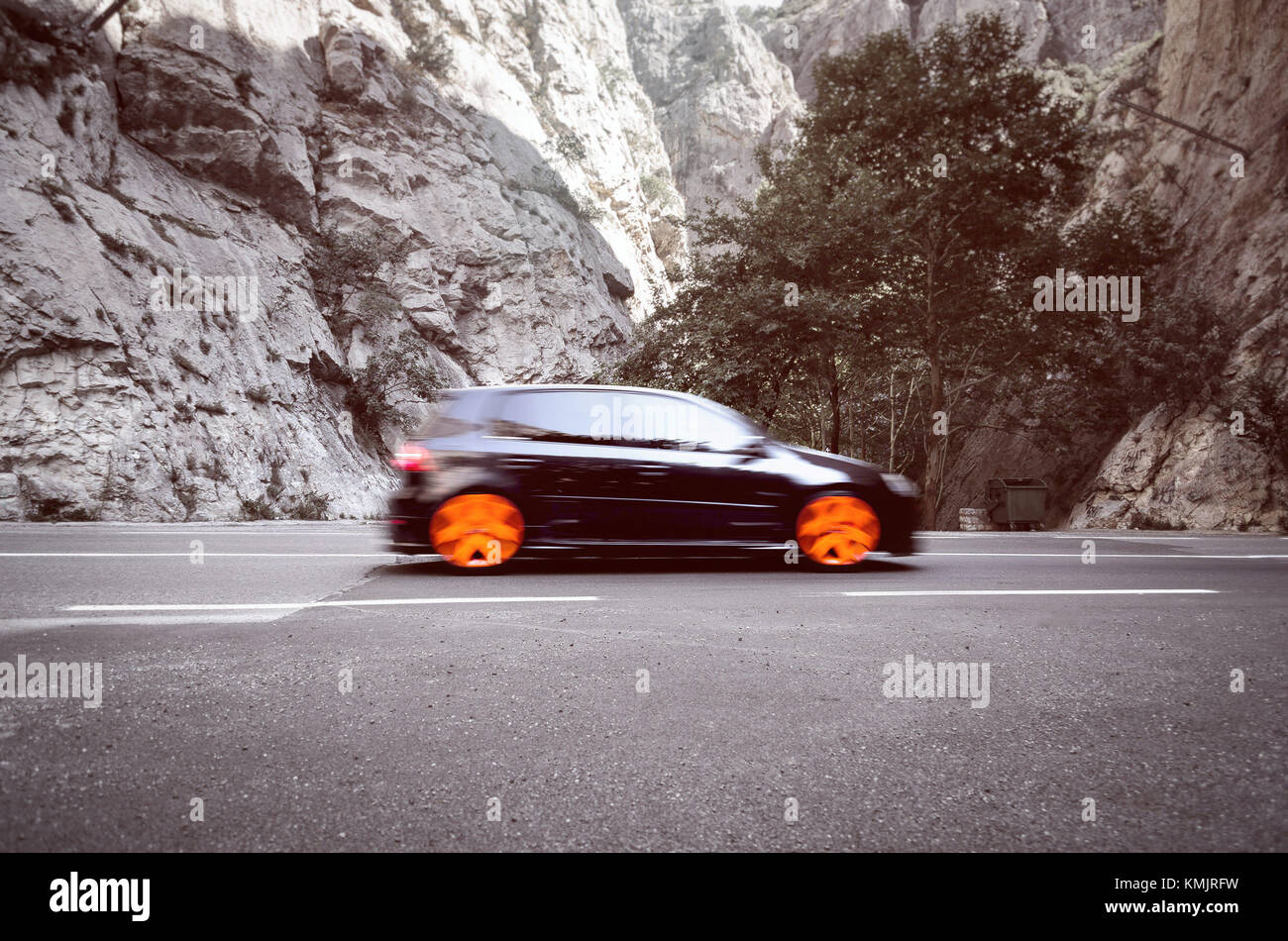 Schnelle sport Limousine Auto fasten durch Mountain Pass Stockfoto
