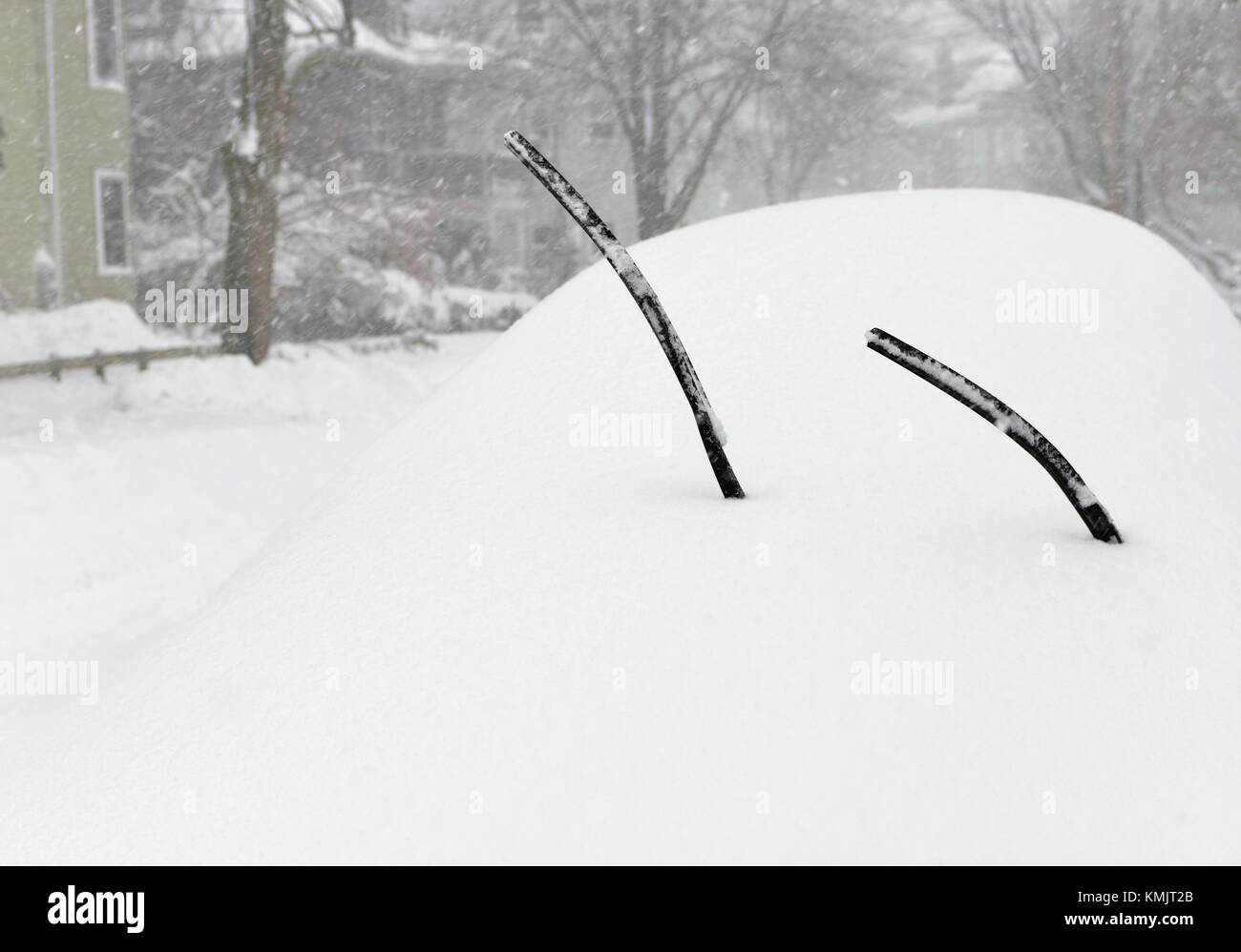 Heckscheibe Mit Verschneiten Scheibenwischer. Stockbild - Bild von schnee,  grau: 274471243
