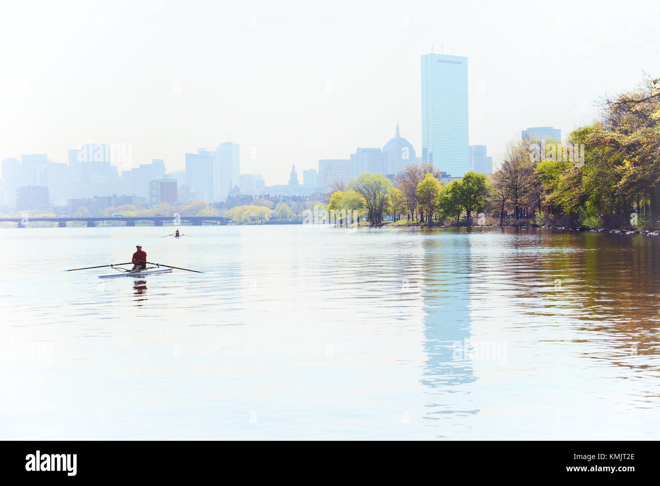 Nebeliger morgen in Boston. Ruderer in Charles River, City Skyline im Hintergrund. Stockfoto