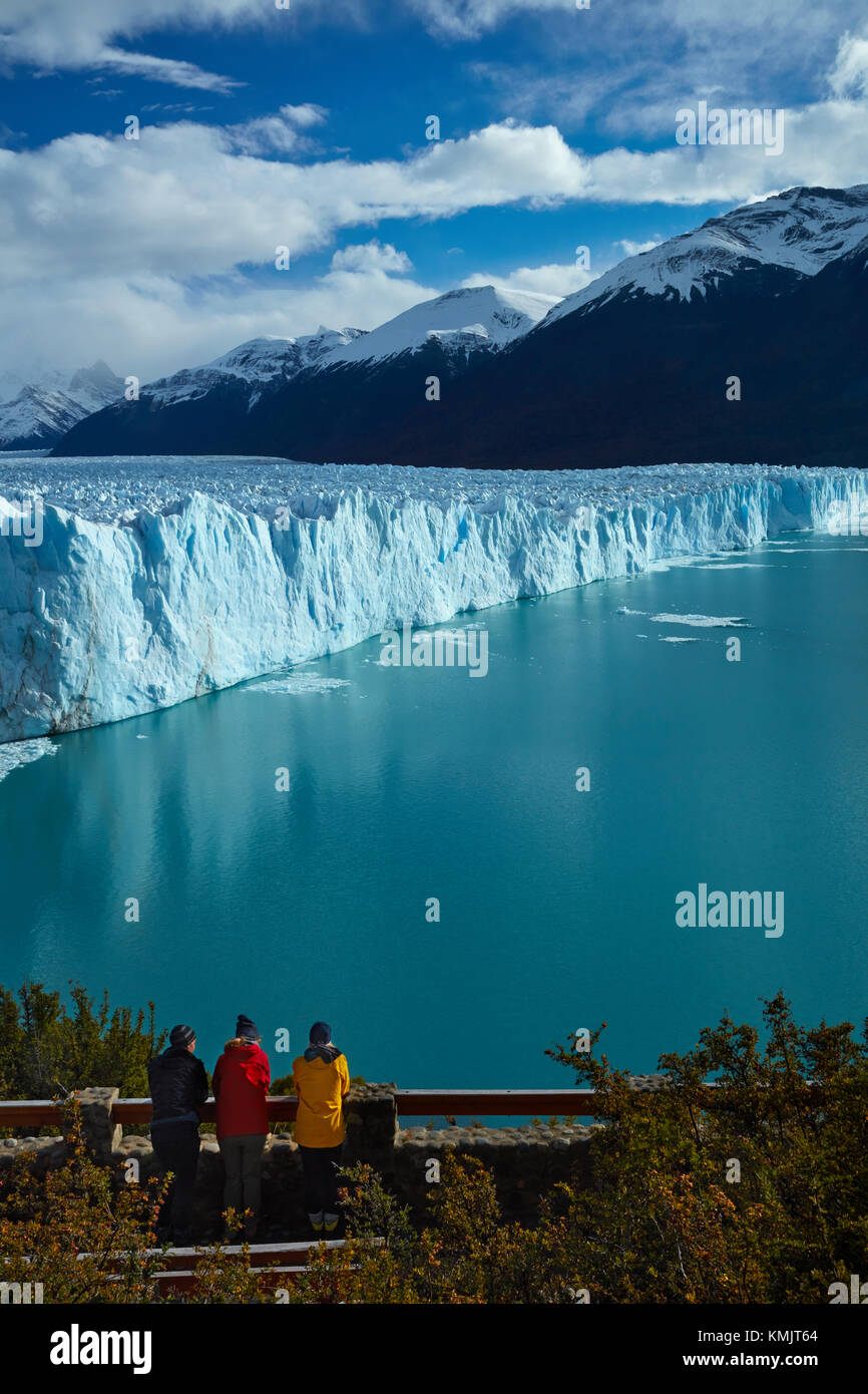 Touristen auf Gehweg und Perito Moreno Gletscher, Parque Nacional Los Glaciares (World Heritage Area), Patagonien, Argentinien, Südamerika (mr) Stockfoto