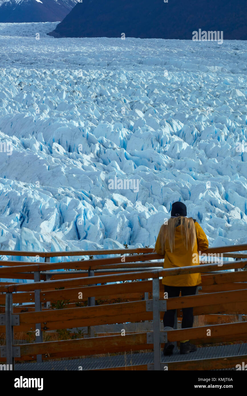 Touristische auf Gehweg und Perito Moreno Gletscher, Parque Nacional Los Glaciares (World Heritage Area), Patagonien, Argentinien, Südamerika (mr) Stockfoto