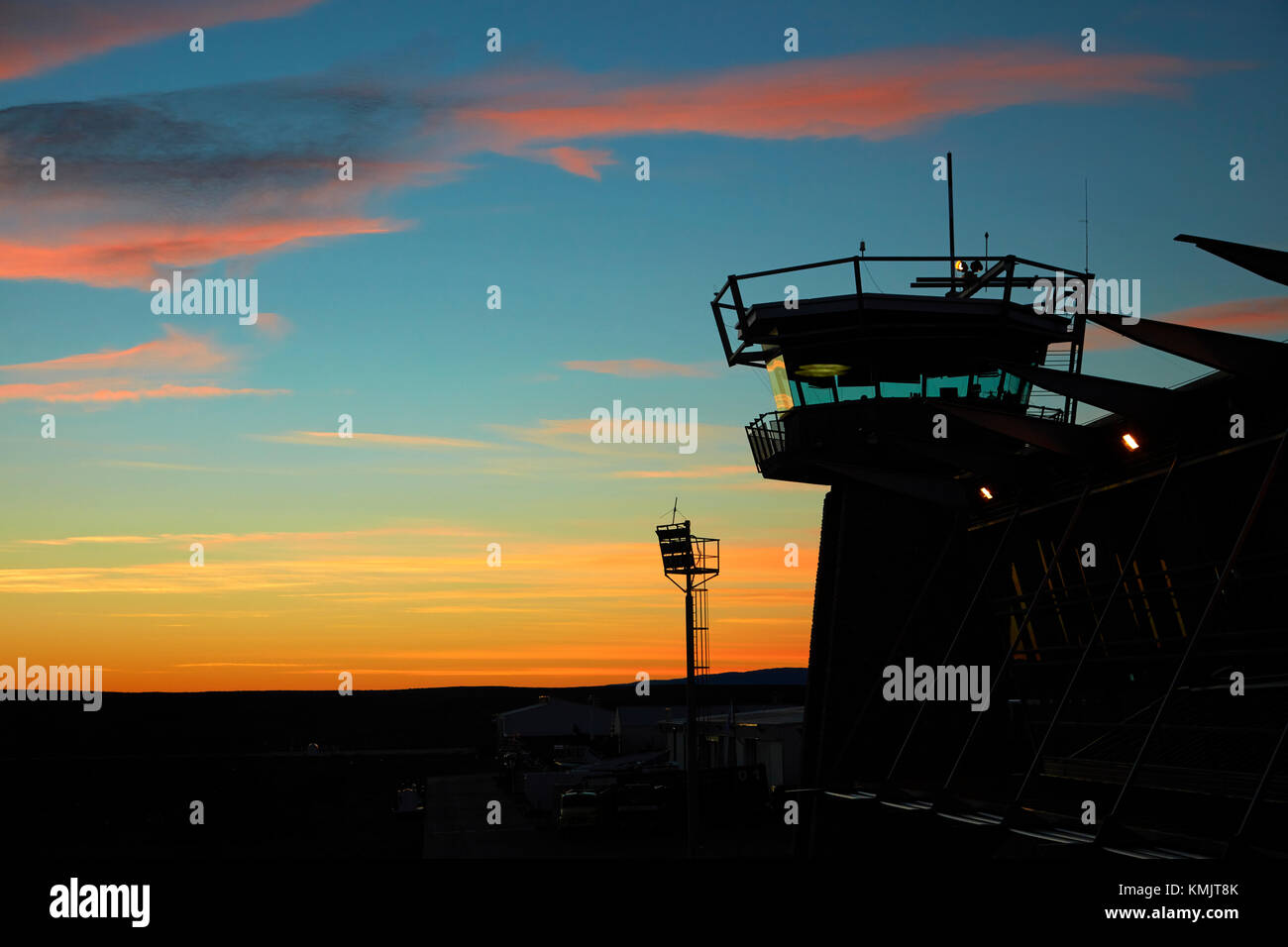 Sonnenaufgang über Kontrollturm am Flughafen El Calafate, Patagonien, Argentinien, Südamerika Stockfoto