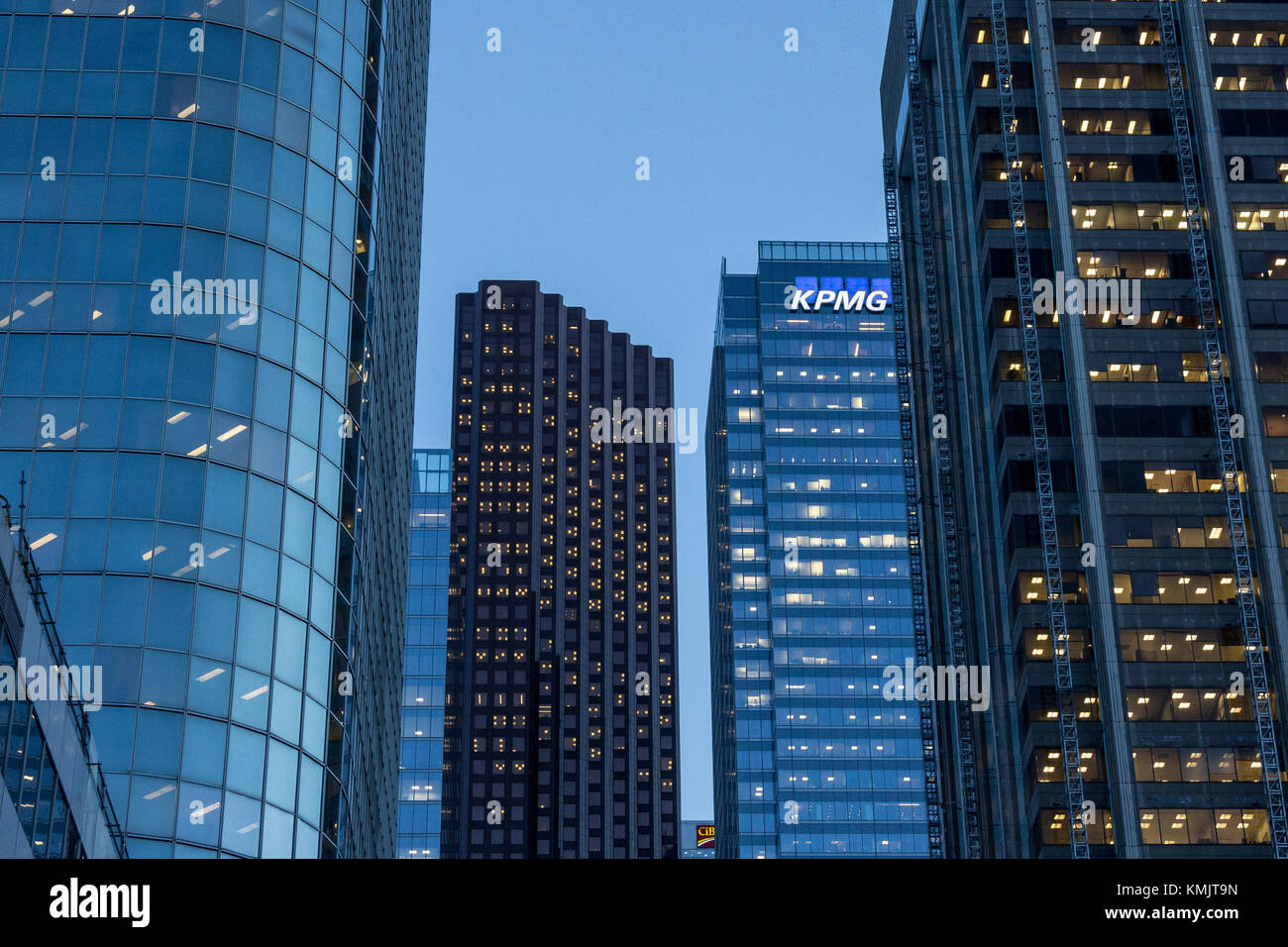 Toronto, Kanada - 20. Dezember 2016: kpmg Logo auf Ihrer Hauptniederlassung für Kanada in Toronto, Ontario, in der Nacht, umgeben von anderen Wolkenkratzer. kpmg ist Stockfoto