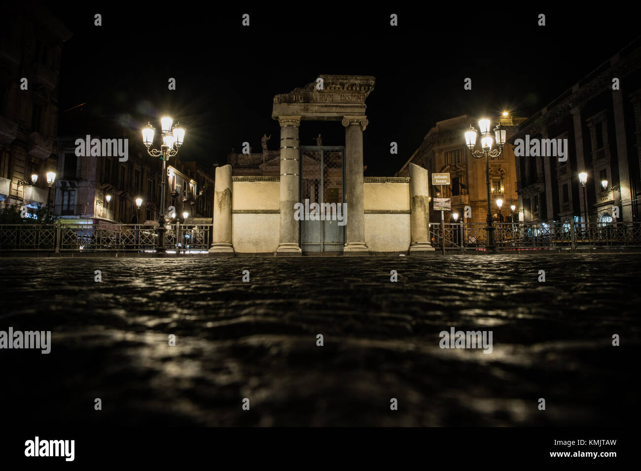 Alten Mauern des römischen Amphitheaters in Catania, Sizilien, Italien Stockfoto