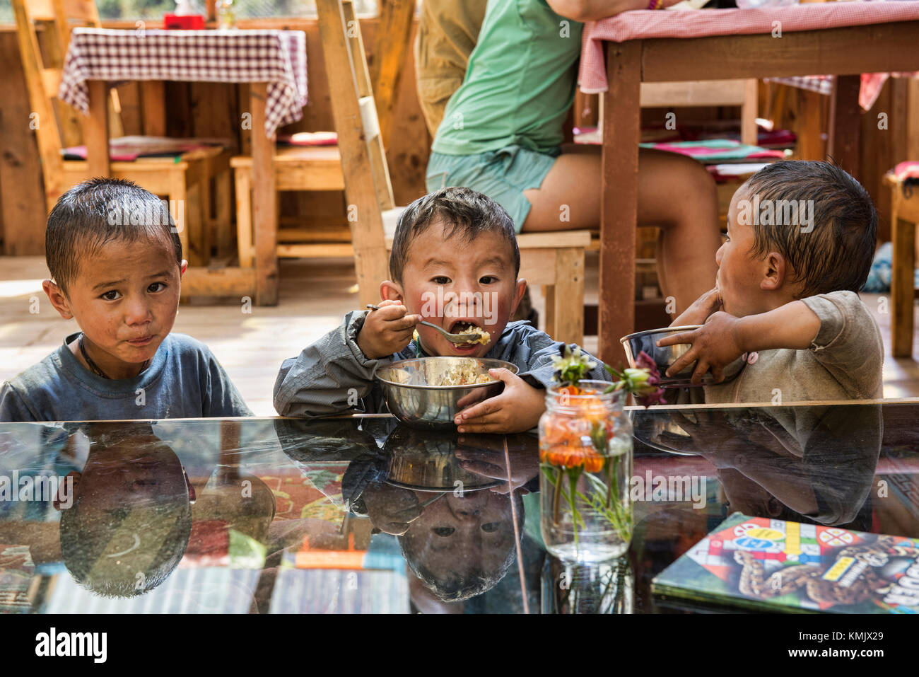 Young Boys, messy Eaters in Old Village, Nepal Stockfoto