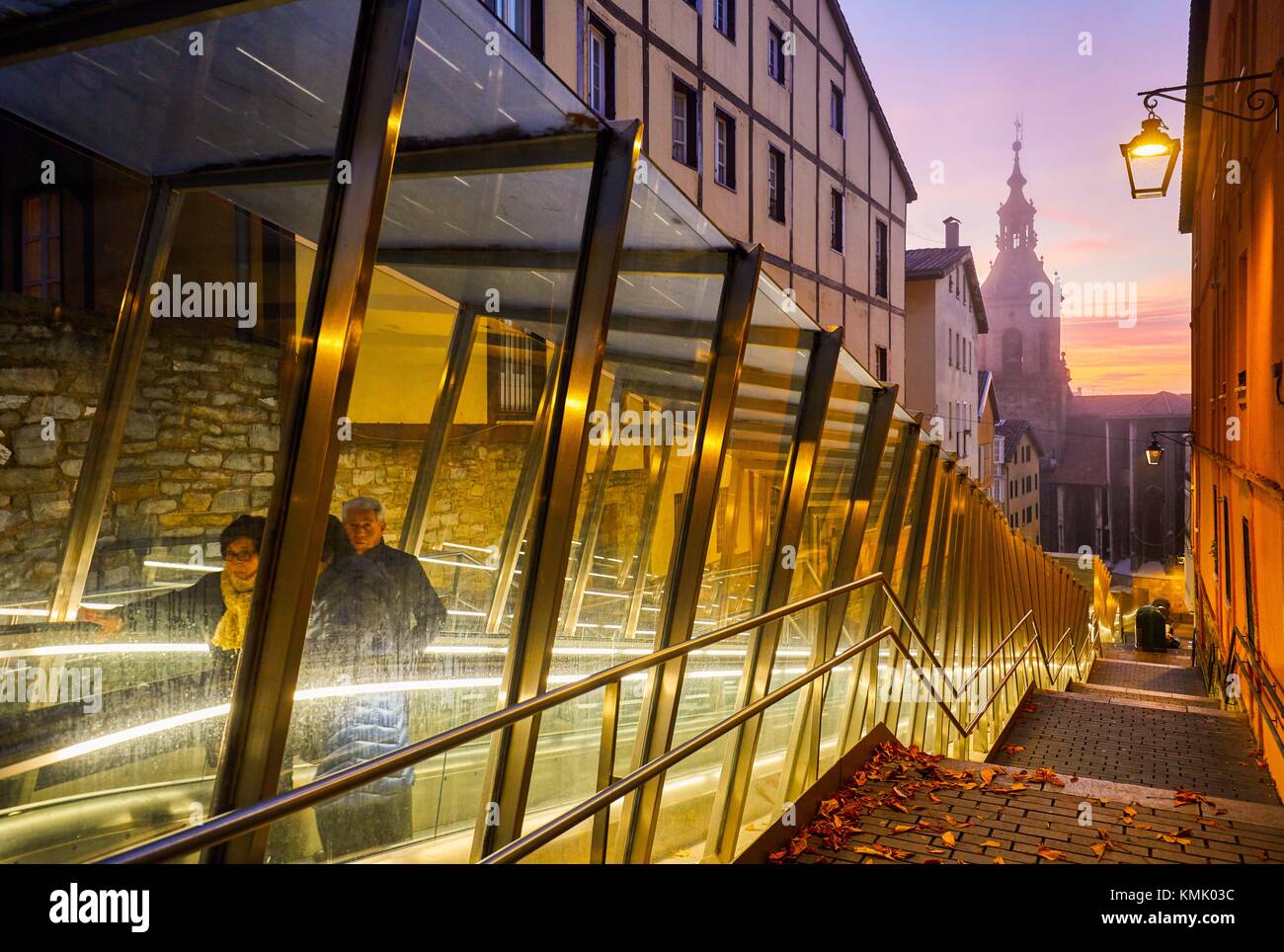 Fahrsteig verbindet die Altstadt mit der City, San Pedro Apostol Kirche