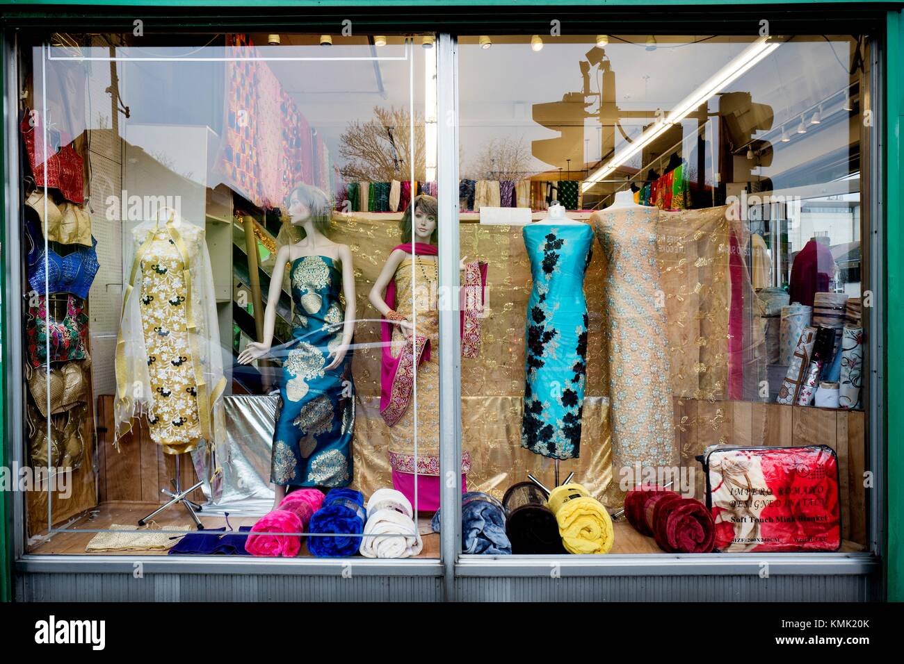 Indische Fashion Store Schaufenster Mit Weiblichen Schaufensterpuppen In Indische Kleidung Glas Reflexionen London England Stockfotografie Alamy