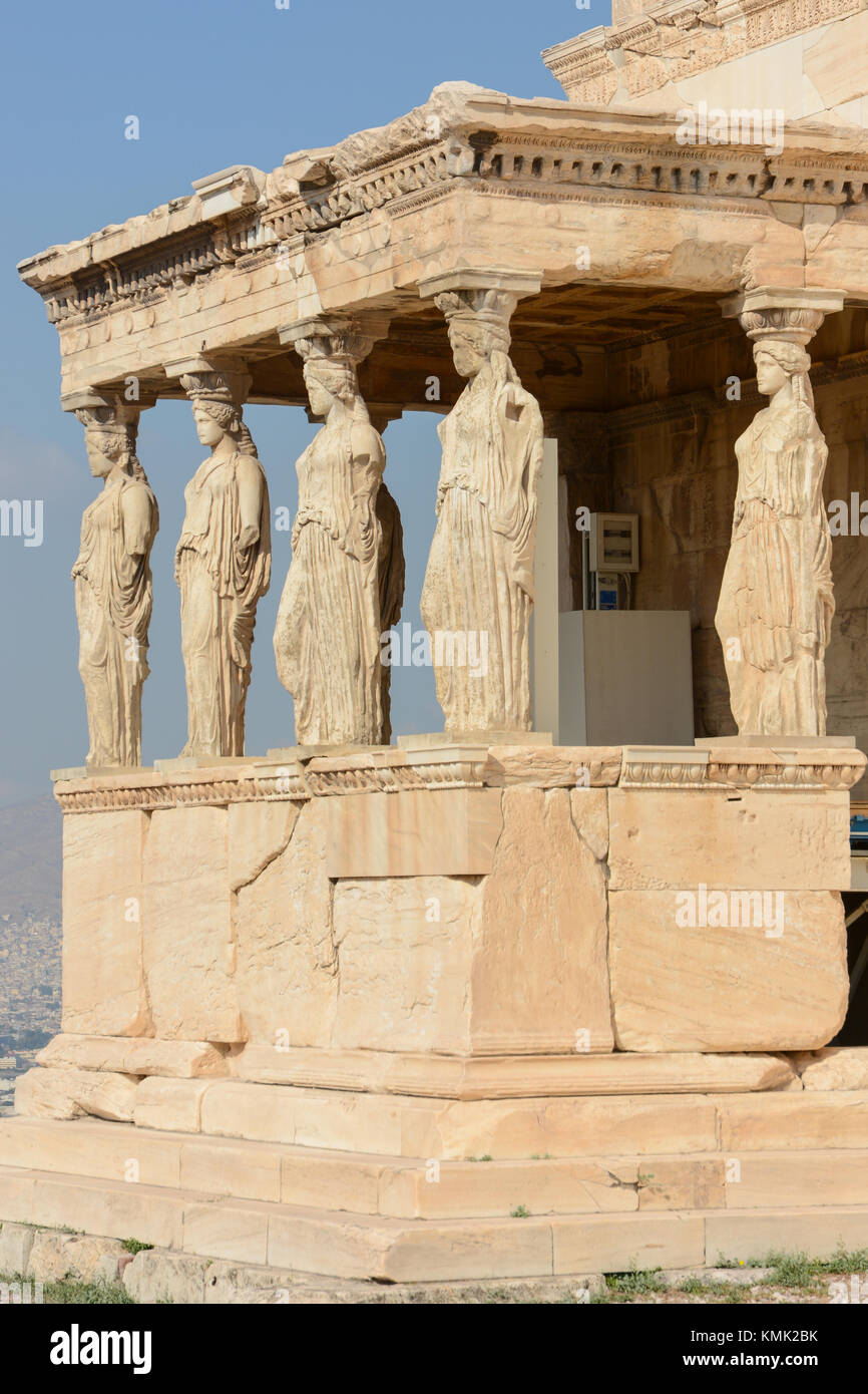 Hochformat, Ausrichtung auf das Erechtheion, Halle des Dirnen/Karyatiden, 6 Hündinnen, auf der Akropolis in Athen, Griechenland, auf einer sonnigen warmen Tag Stockfoto