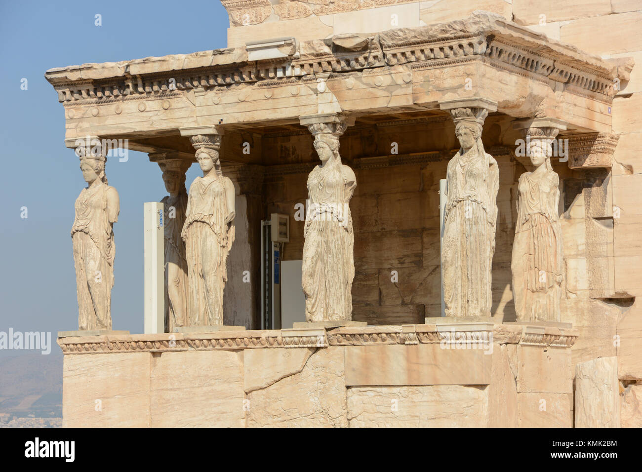 Querformat anzeigen des Erechtheion, Halle des Dirnen/Karyatiden, 6 Hündinnen, auf der Akropolis in Athen, Griechenland, auf einer sonnigen warmen Tag Stockfoto