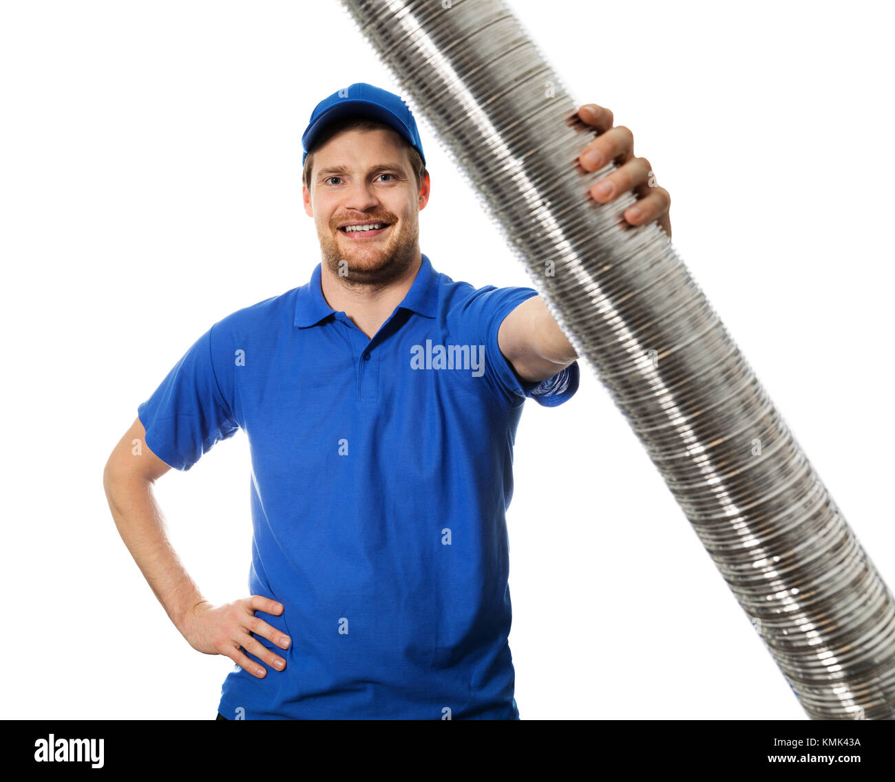 Mann in der blauen Uniform mit flexiblen Rohrleitungen aus Aluminium Rohr in der Hand Stockfoto