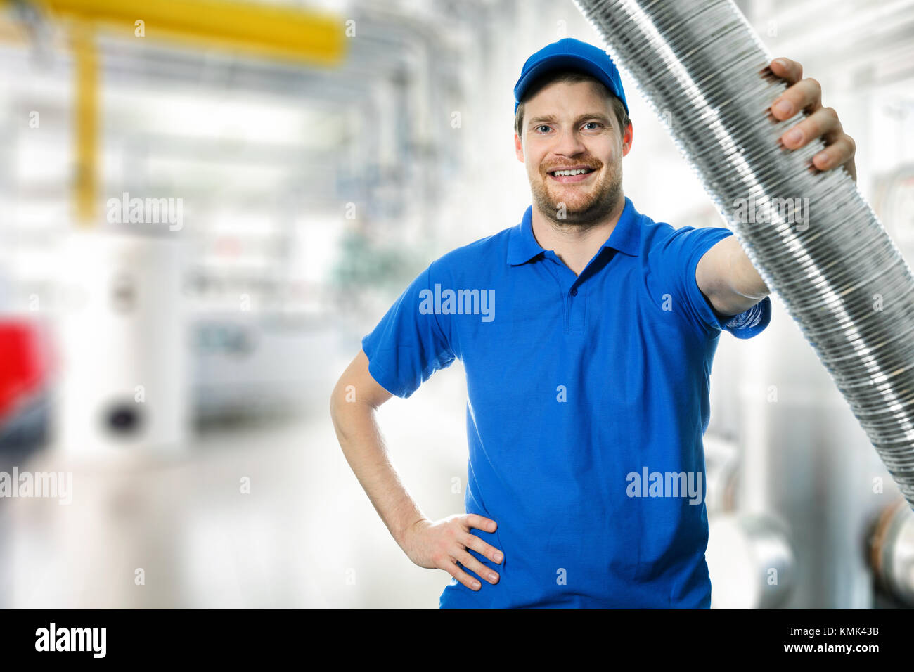 Hlk-Techniker mit flexiblen Rohrleitungen aus Aluminium Rohr in der Hand Stockfoto